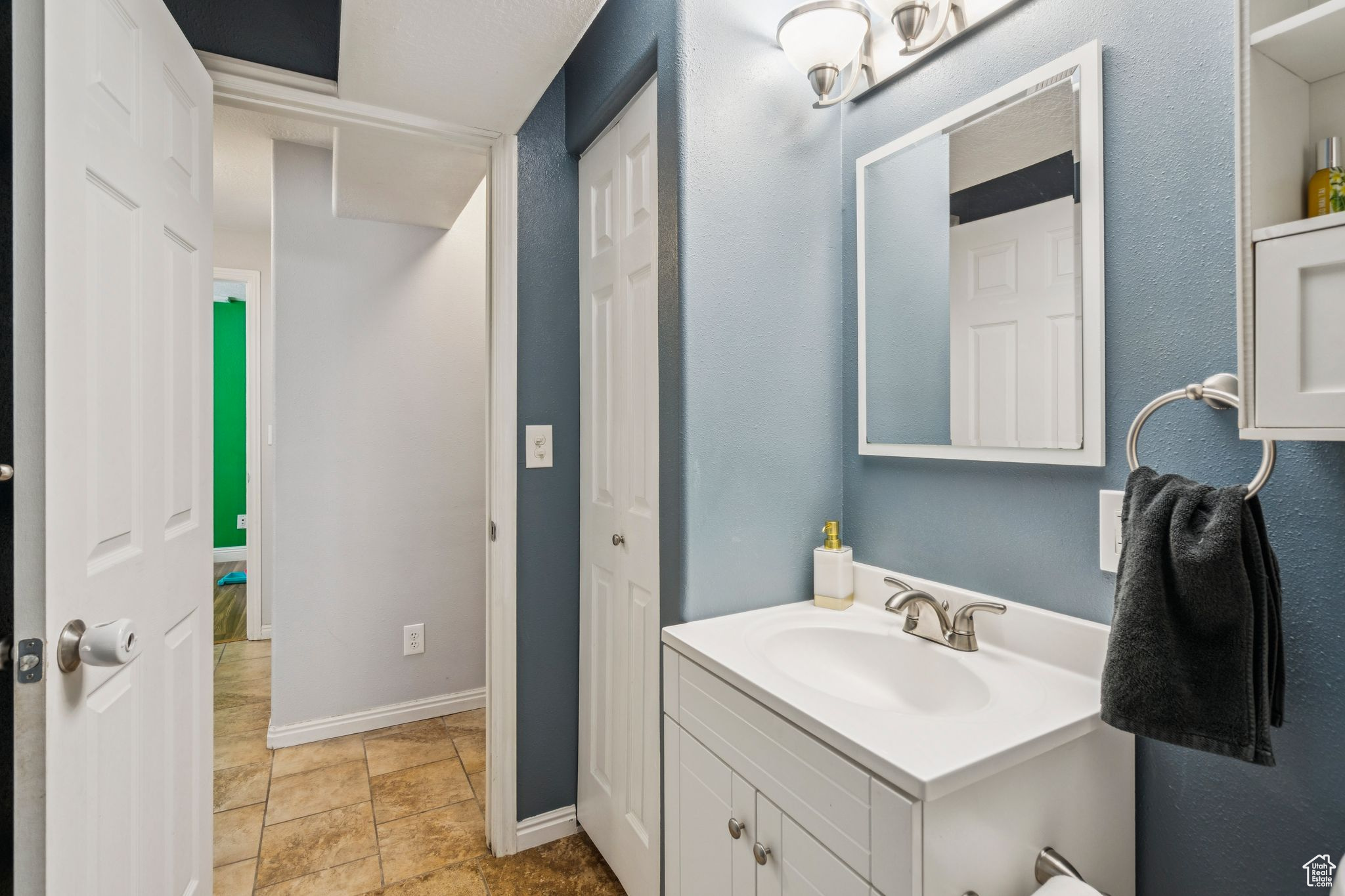 4052 W NEWLAND LOOP