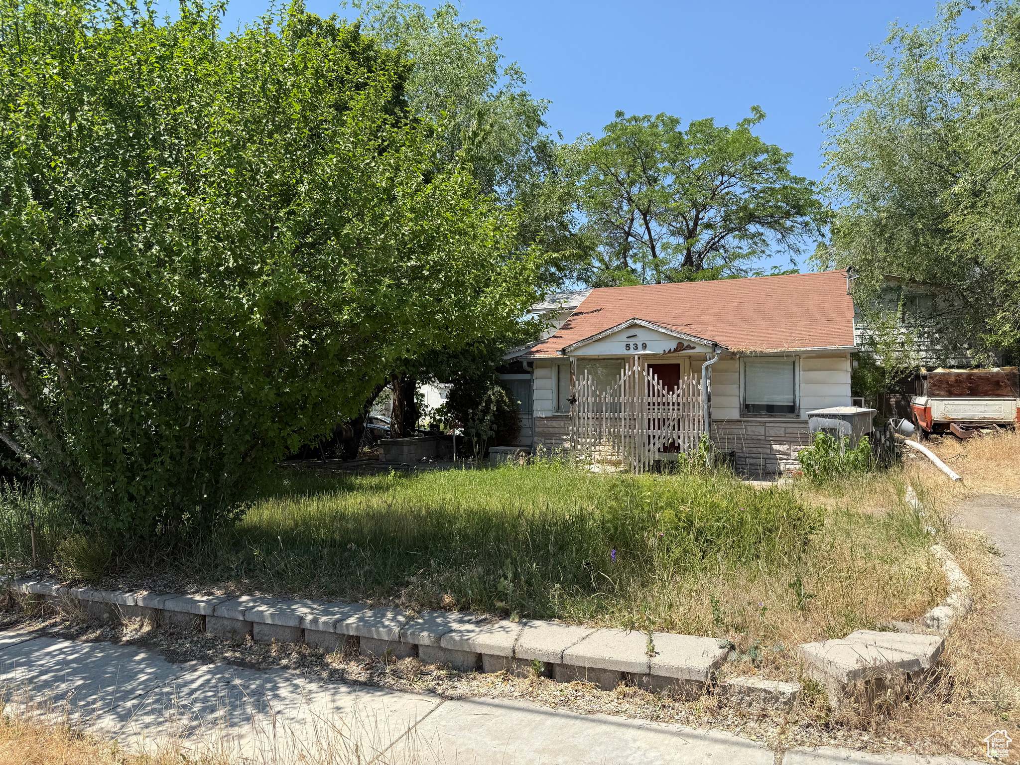 539 E CENTER ST