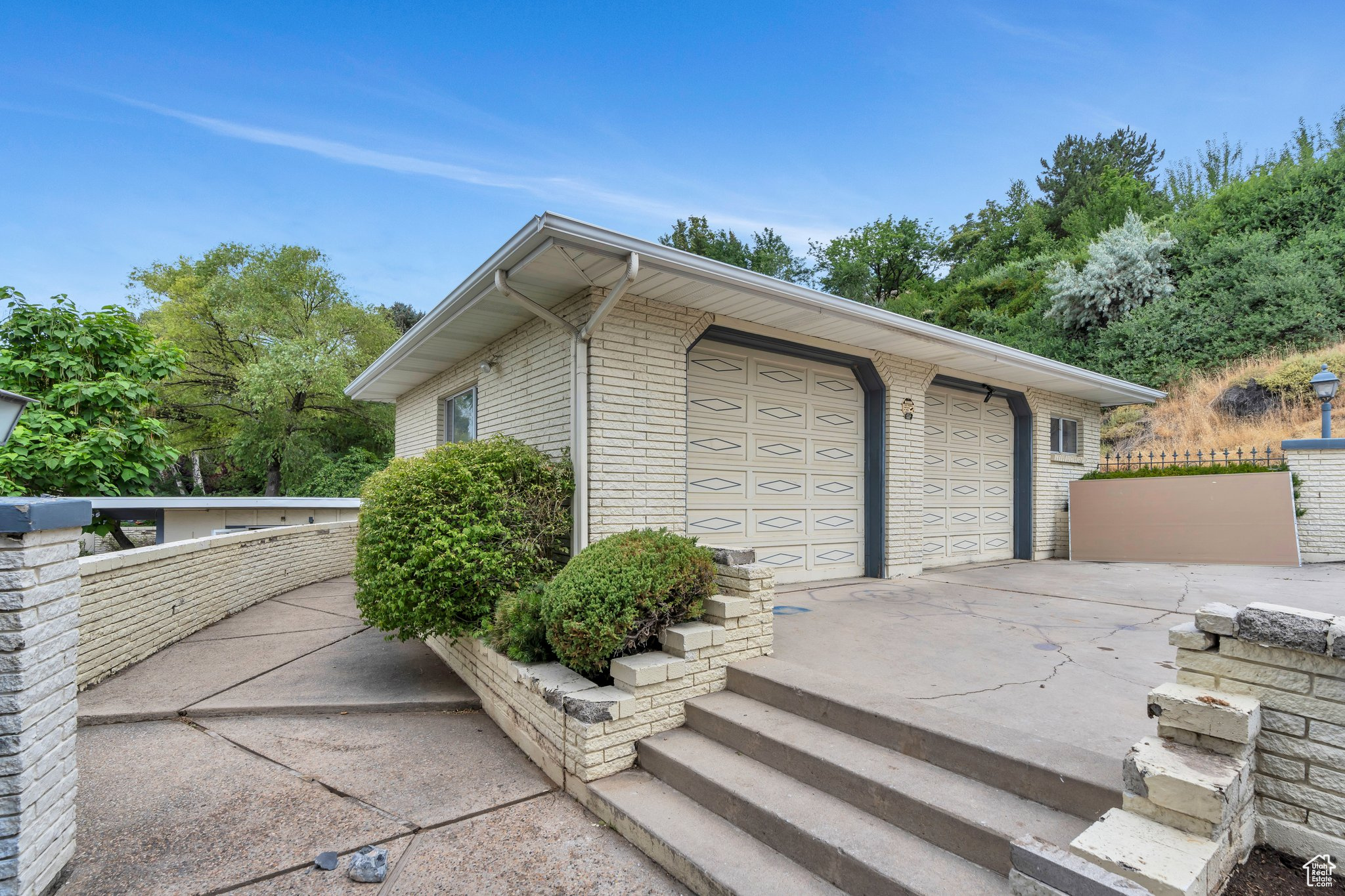 740 E BOWL DR