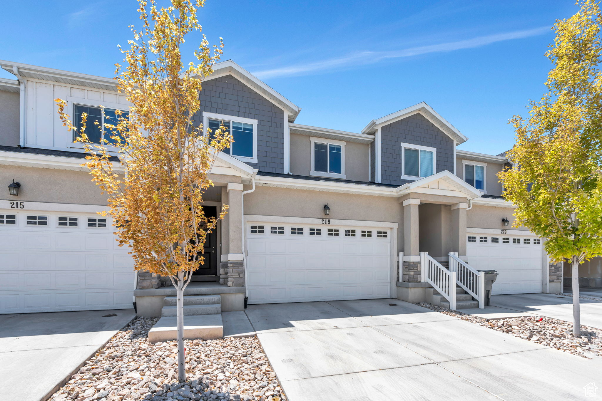 219 W SILVER SPRINGS DR
