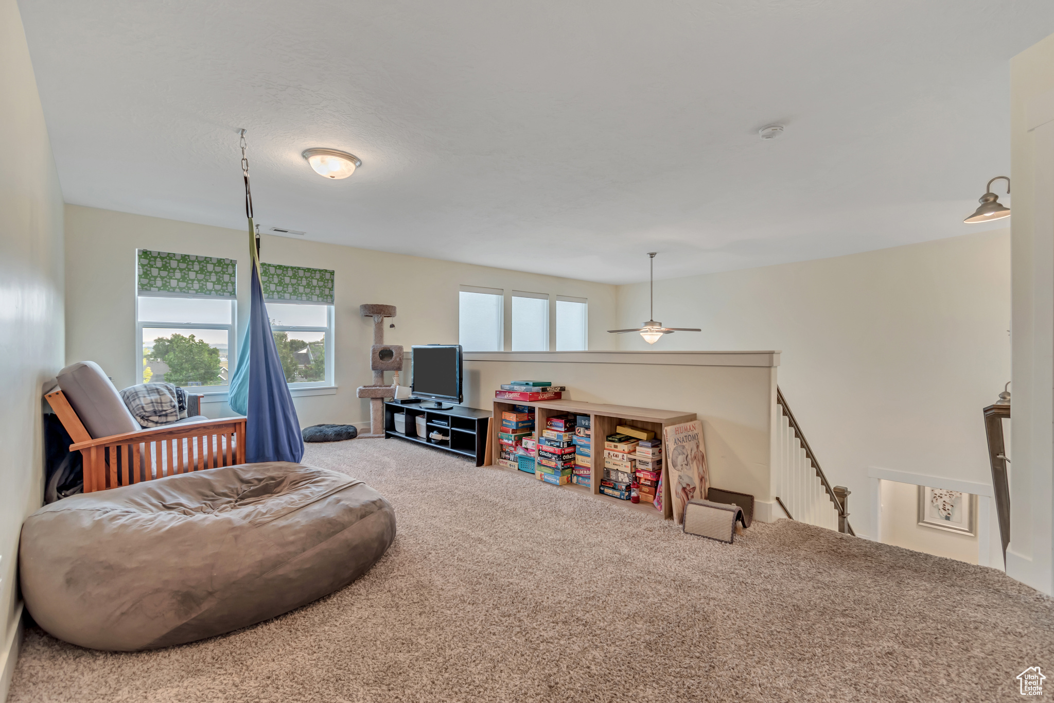 833 W ACADEMY DR