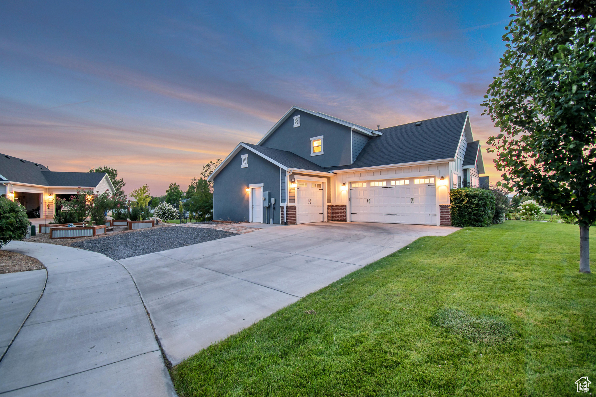 833 W ACADEMY DR