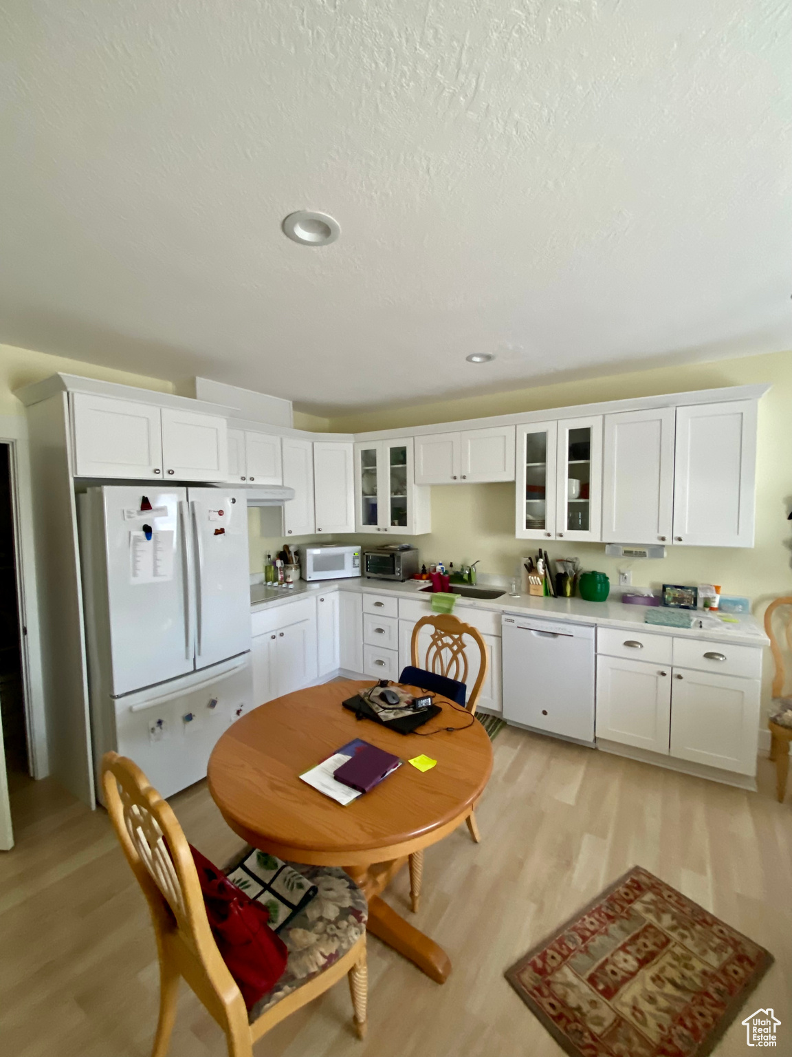 833 W ACADEMY DR