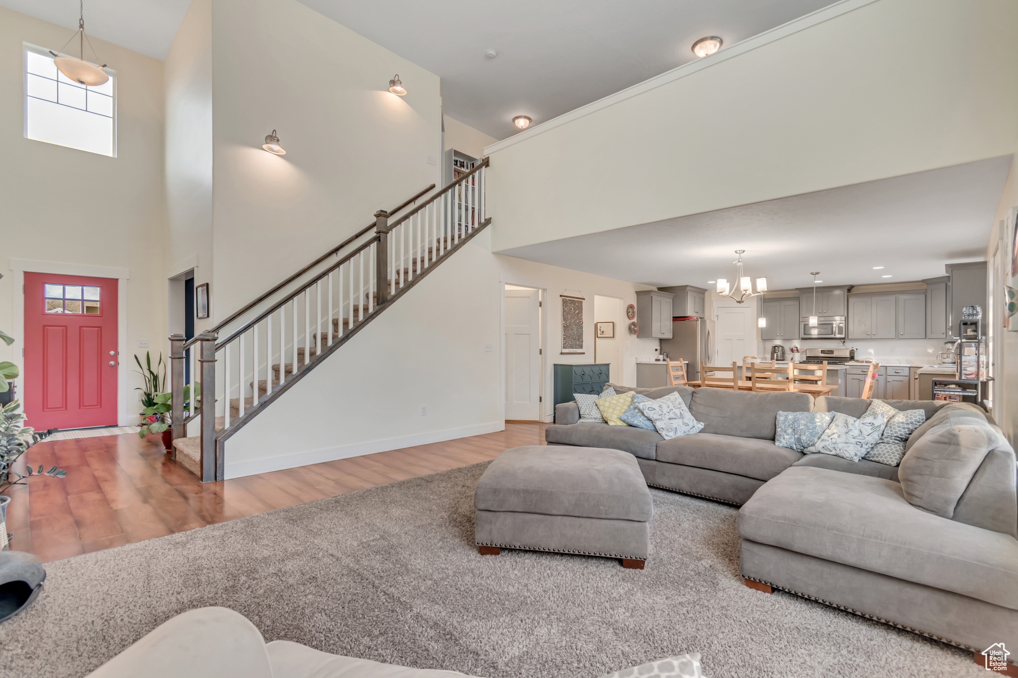 833 W ACADEMY DR