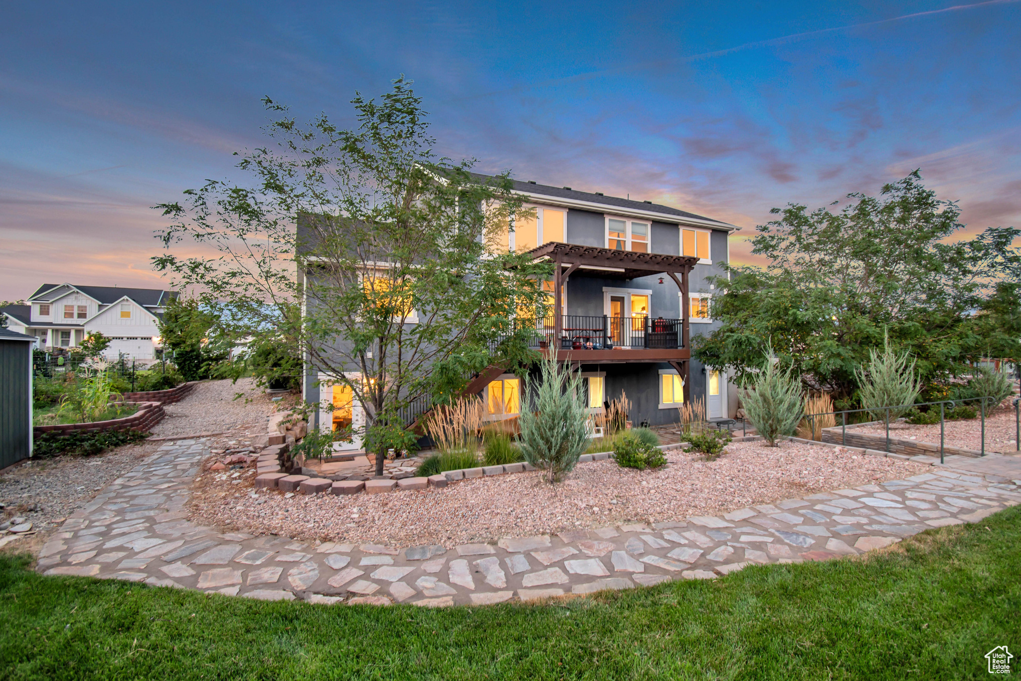 833 W ACADEMY DR