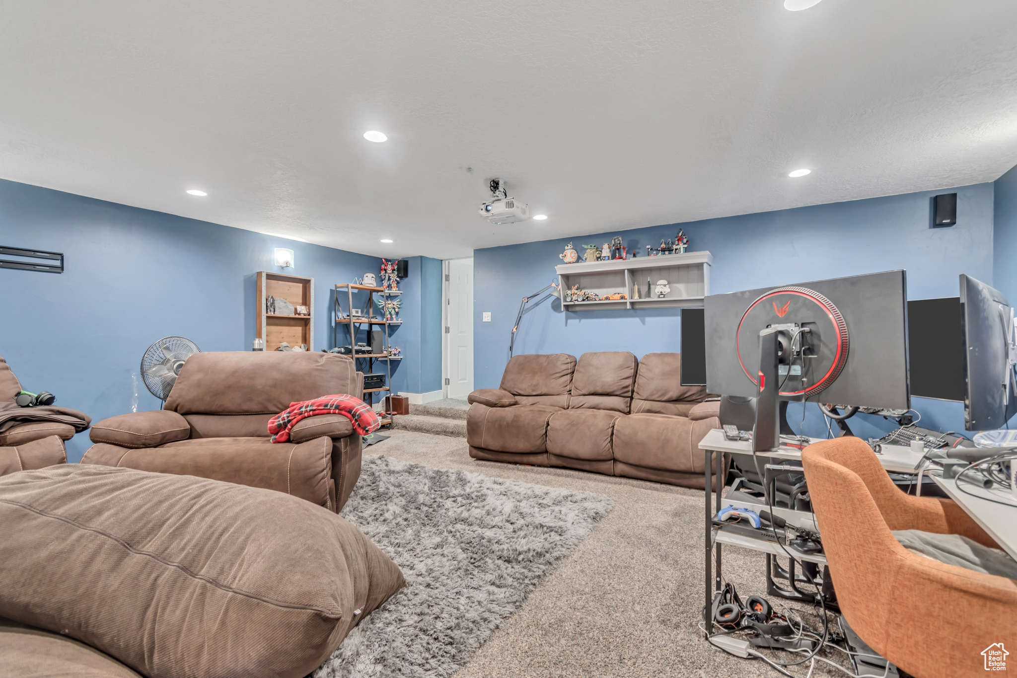 833 W ACADEMY DR