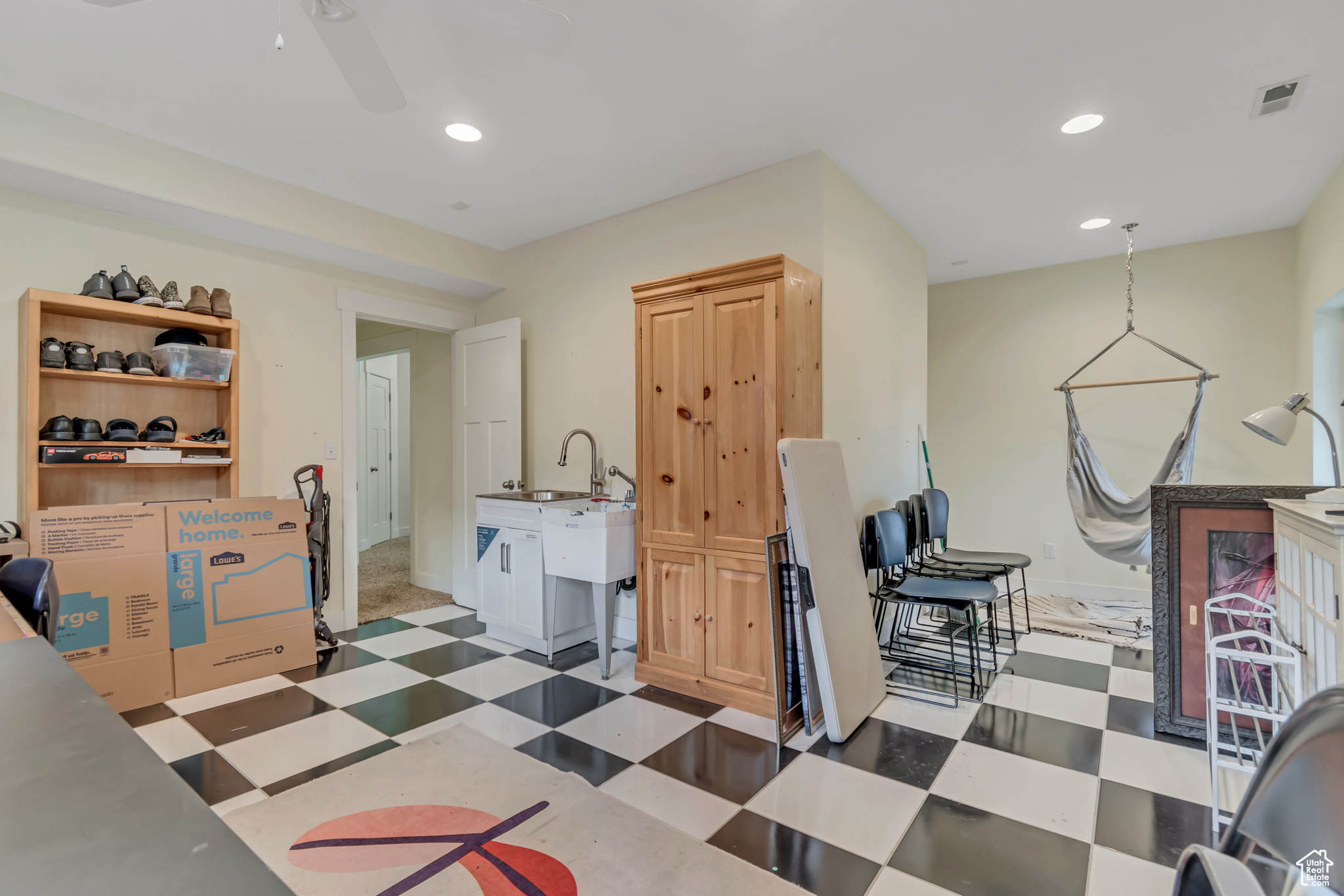 833 W ACADEMY DR