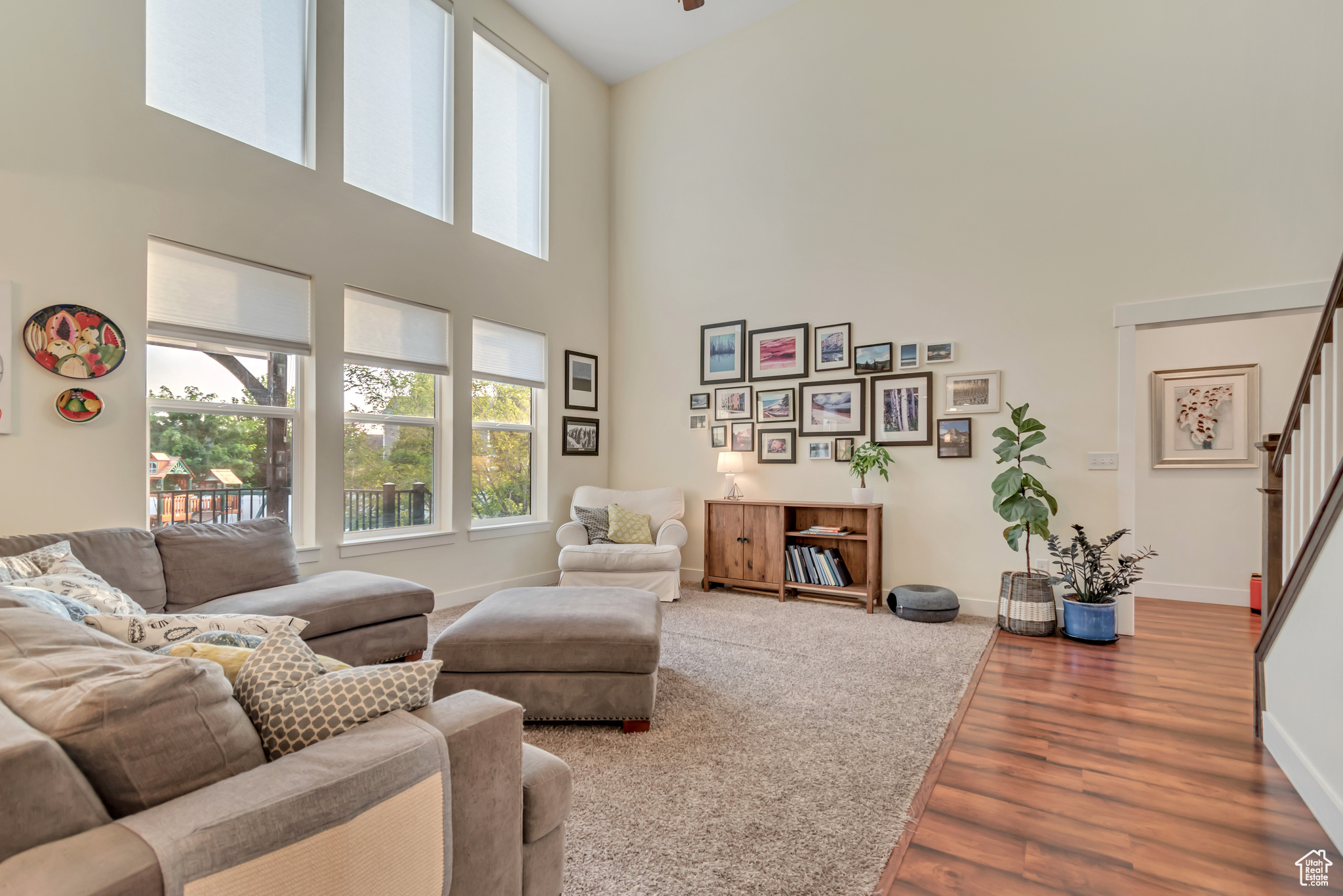 833 W ACADEMY DR