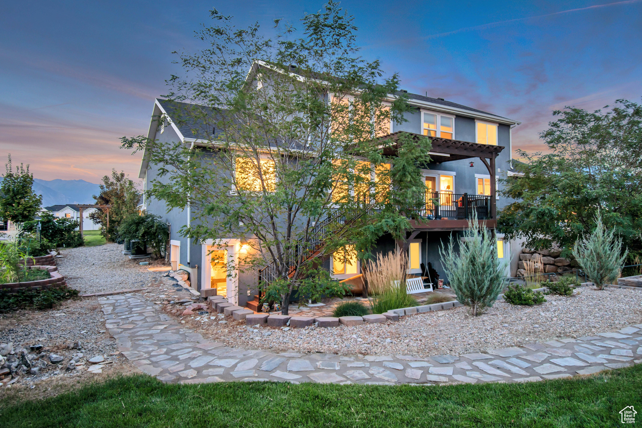 833 W ACADEMY DR