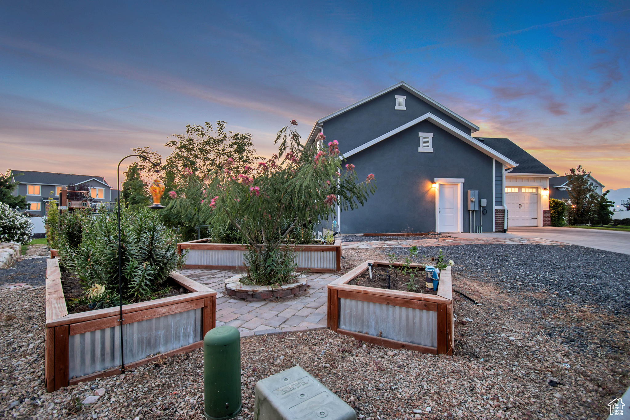 833 W ACADEMY DR