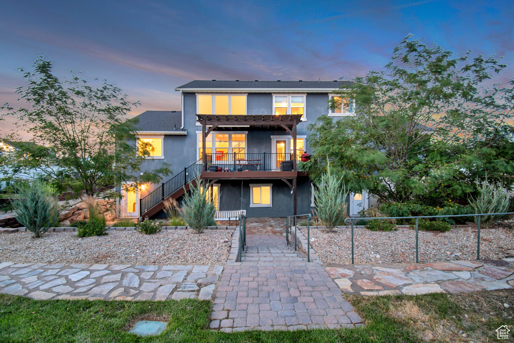 833 W ACADEMY DR