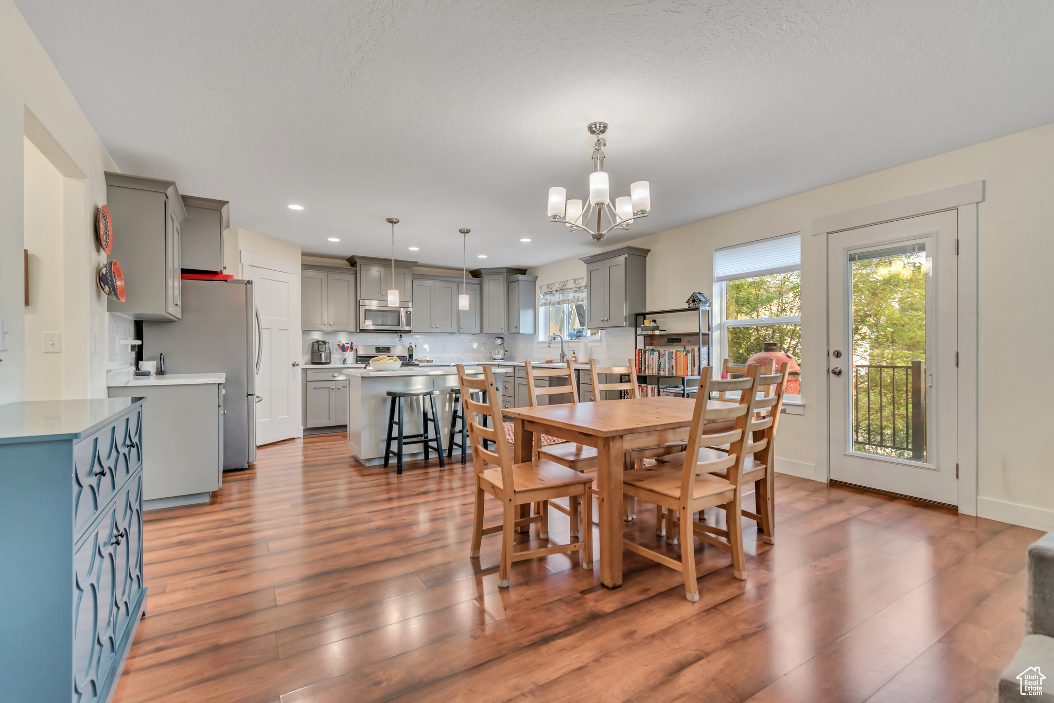 833 W ACADEMY DR