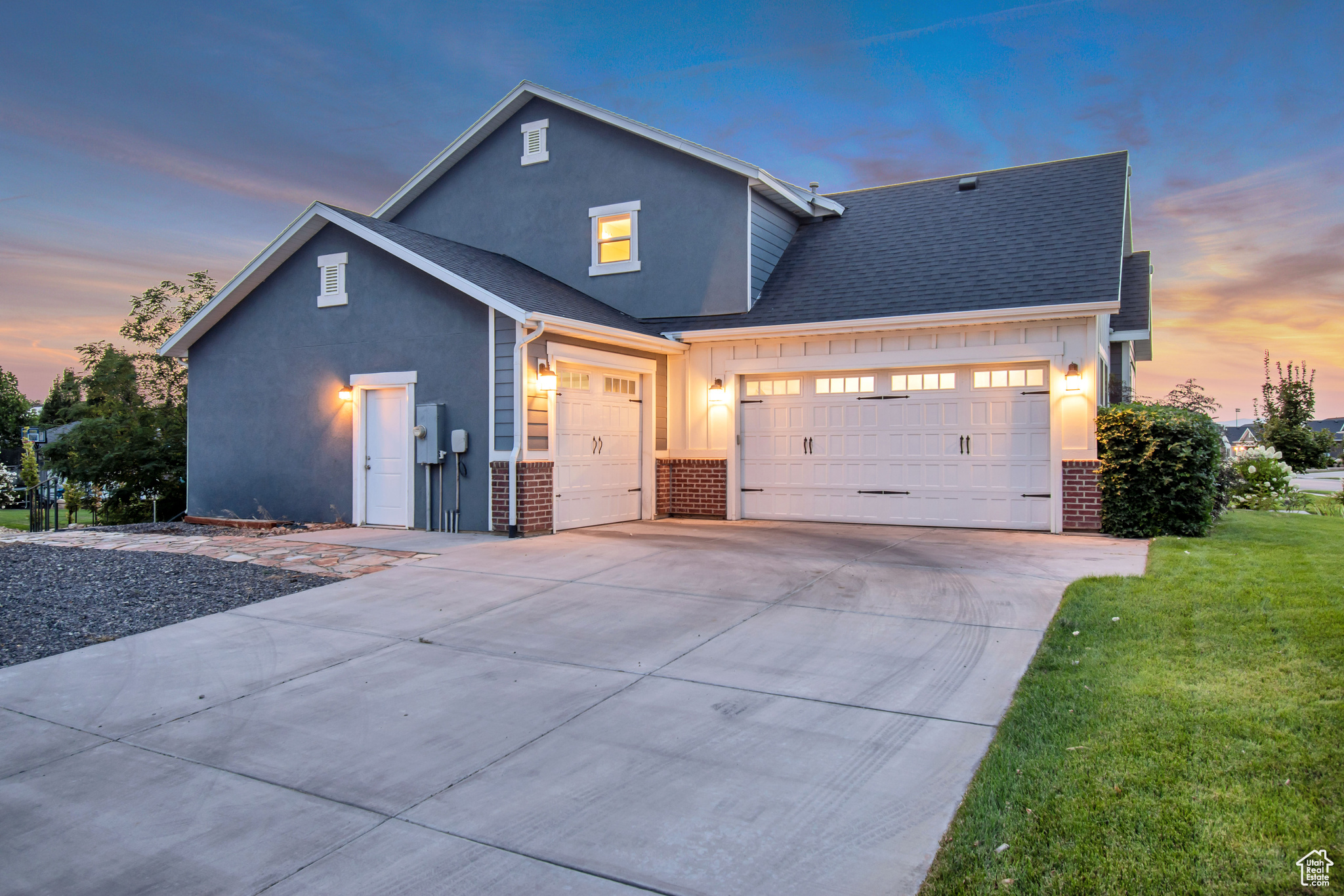 833 W ACADEMY DR