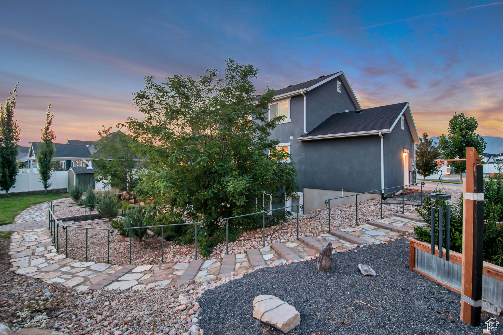 833 W ACADEMY DR