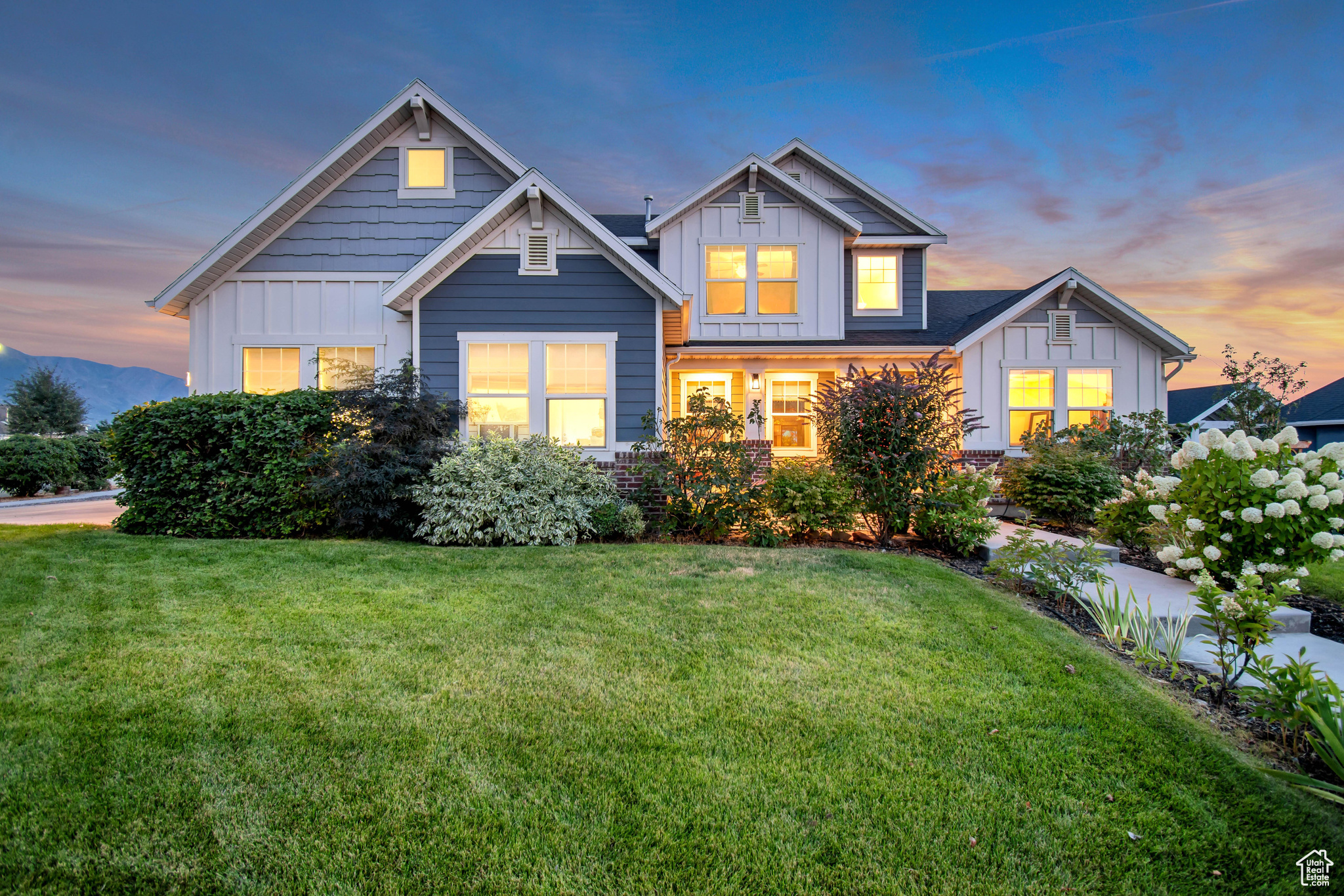 833 W ACADEMY DR