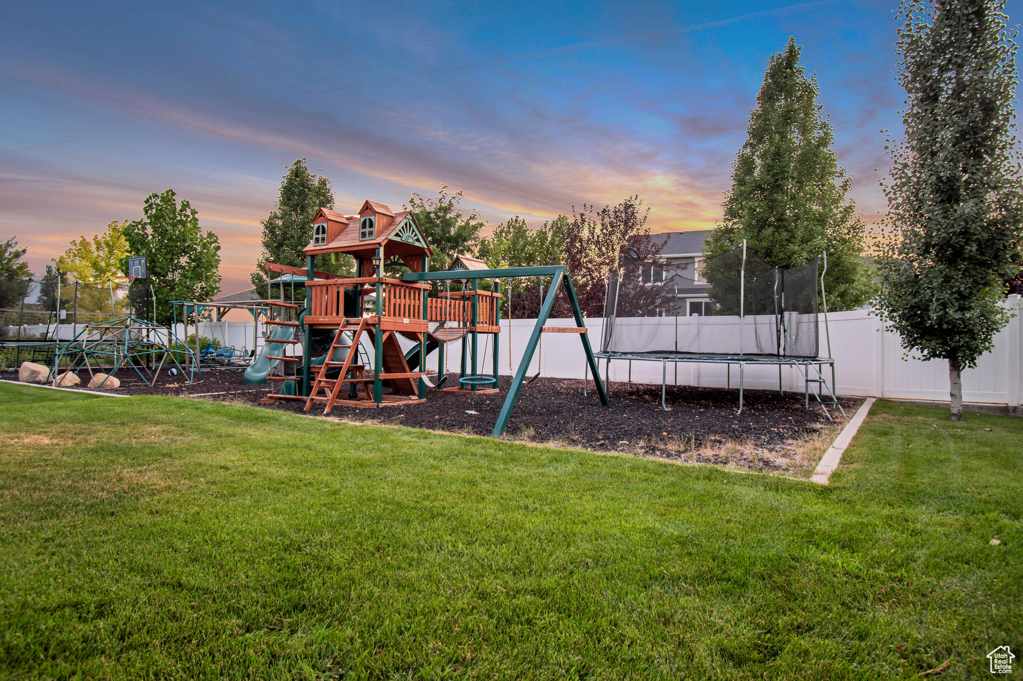 833 W ACADEMY DR