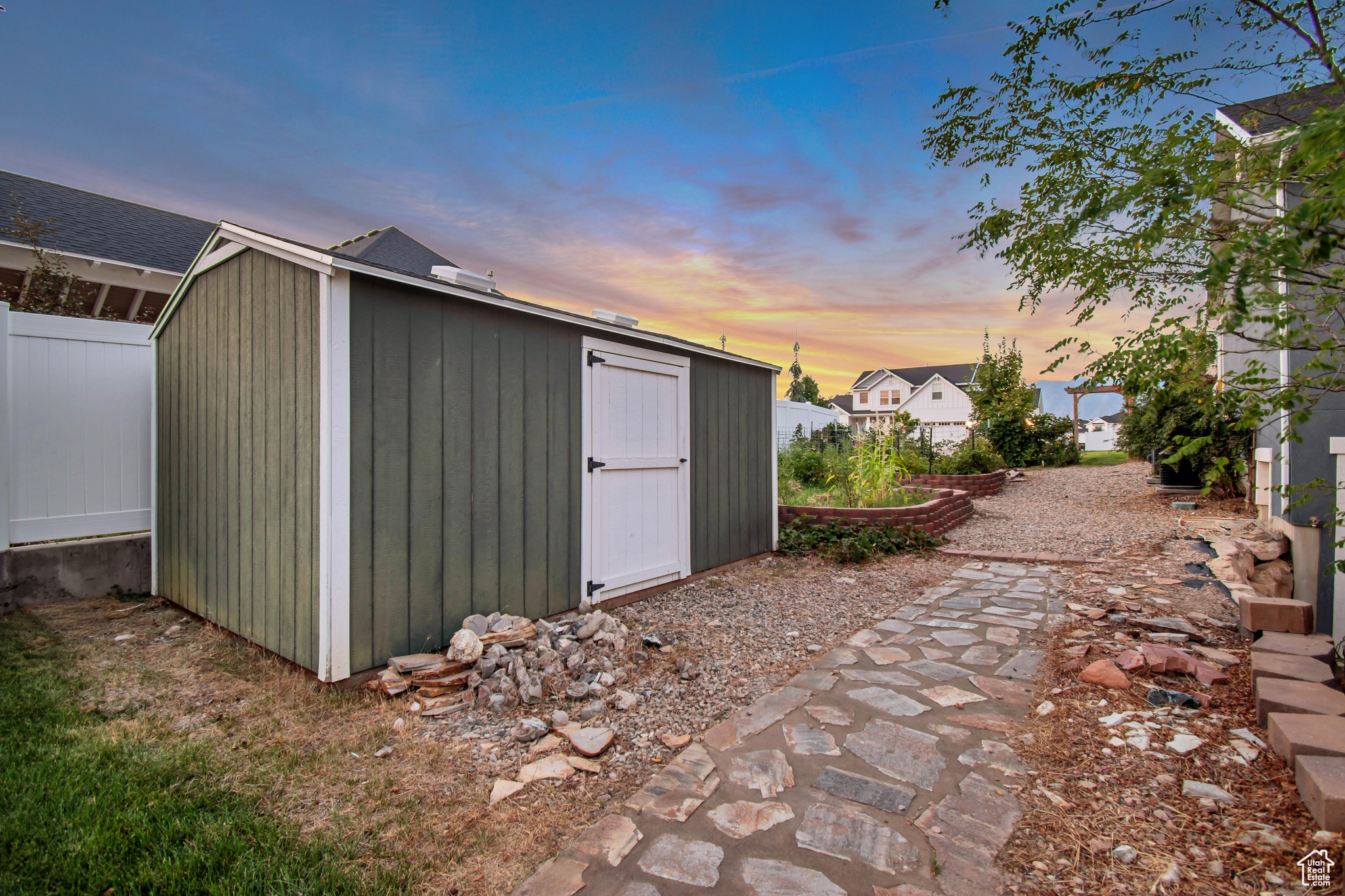 833 W ACADEMY DR