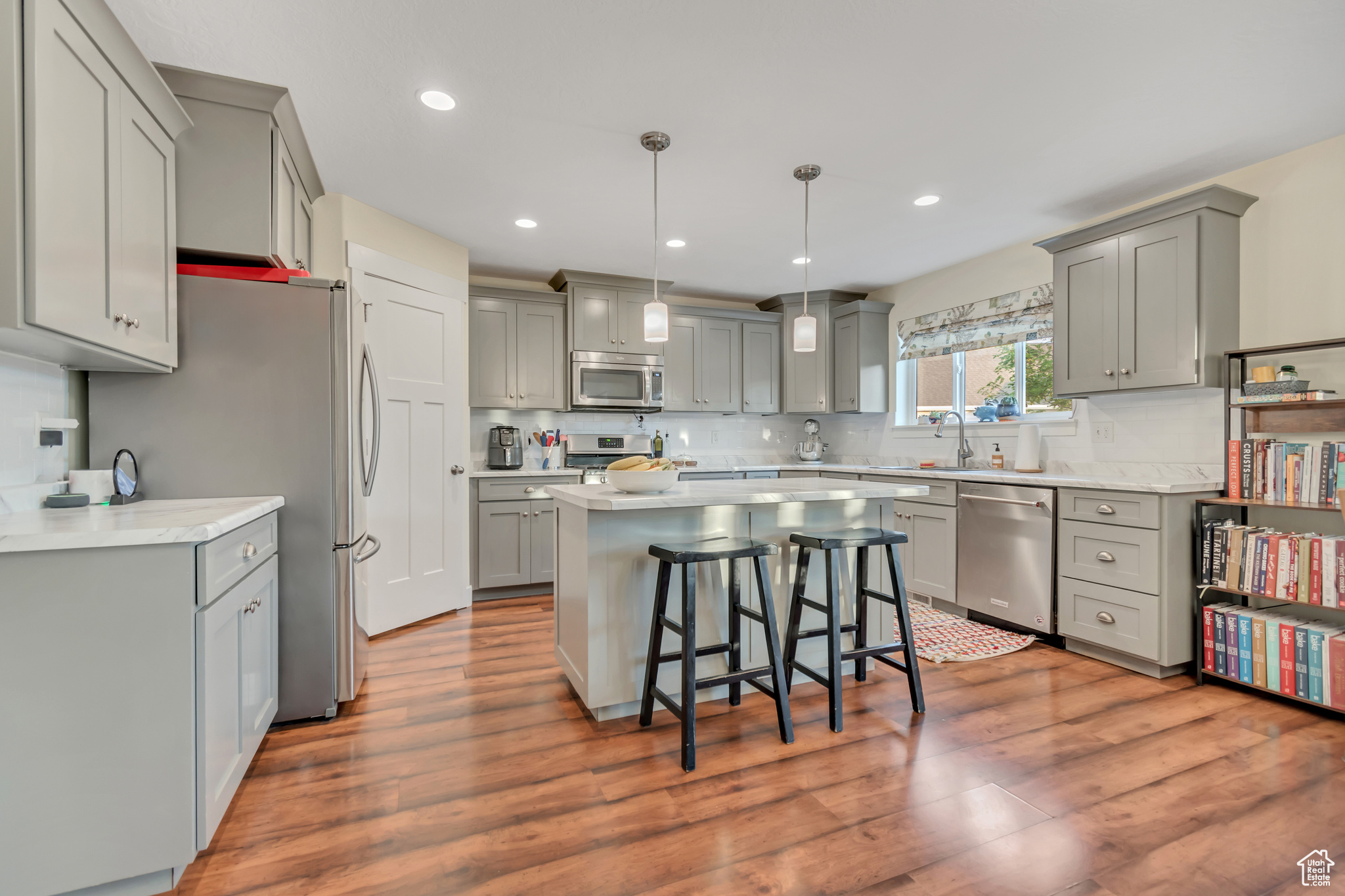 833 W ACADEMY DR
