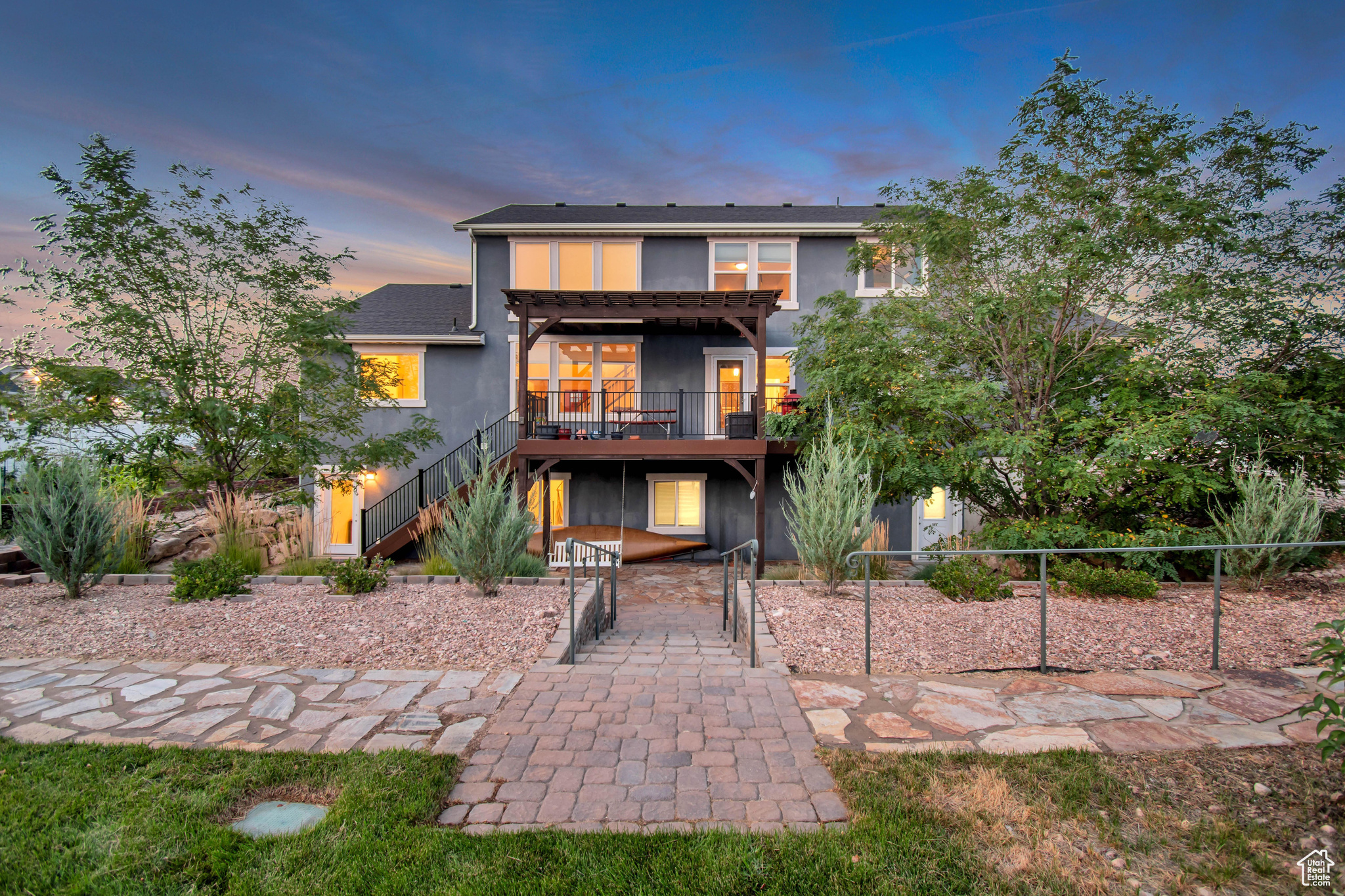 833 W ACADEMY DR