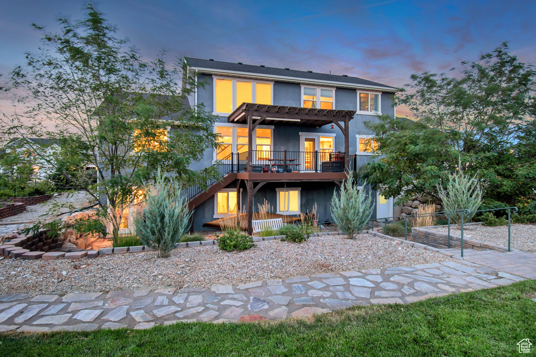 833 W ACADEMY DR