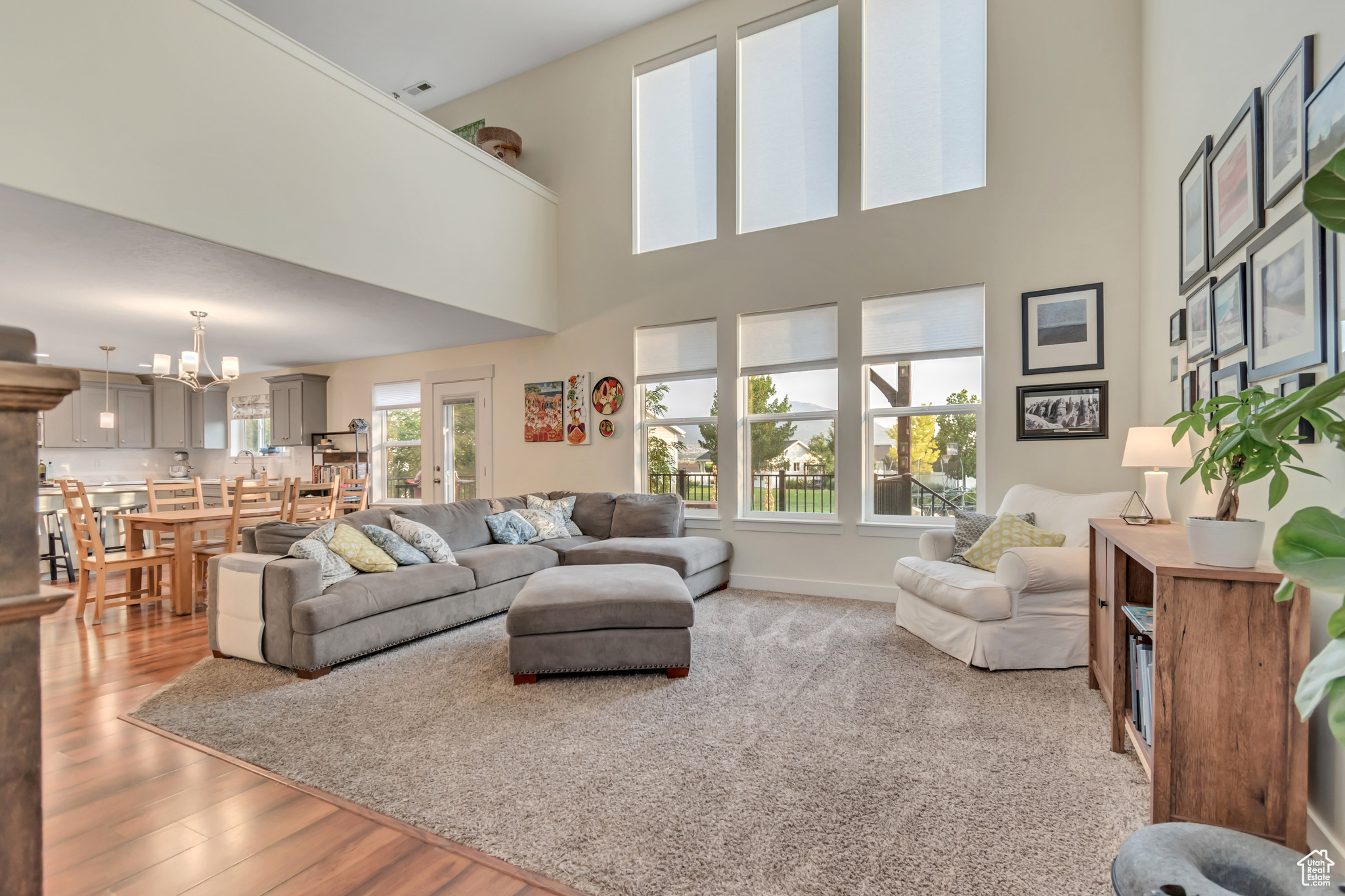 833 W ACADEMY DR