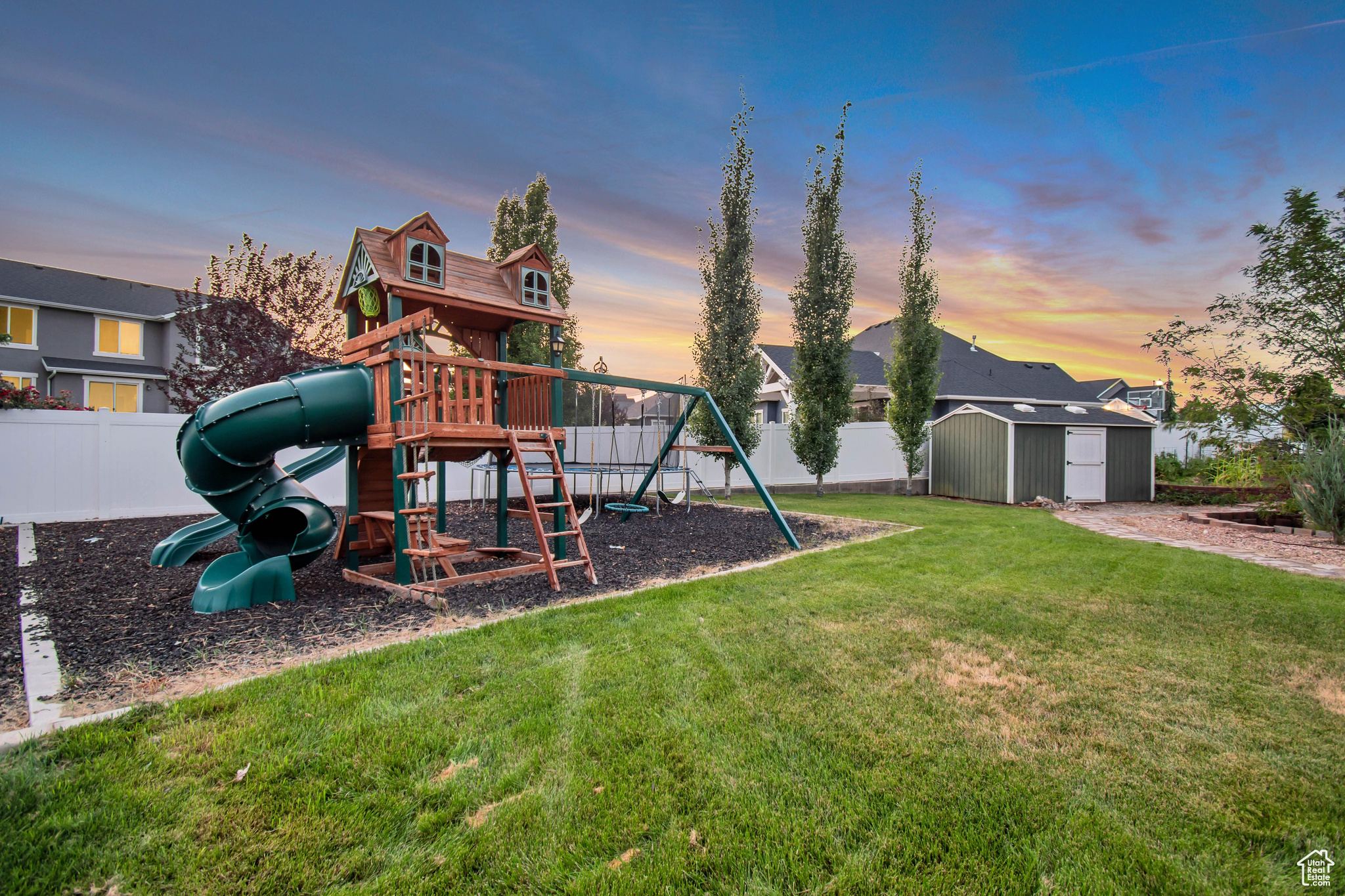 833 W ACADEMY DR