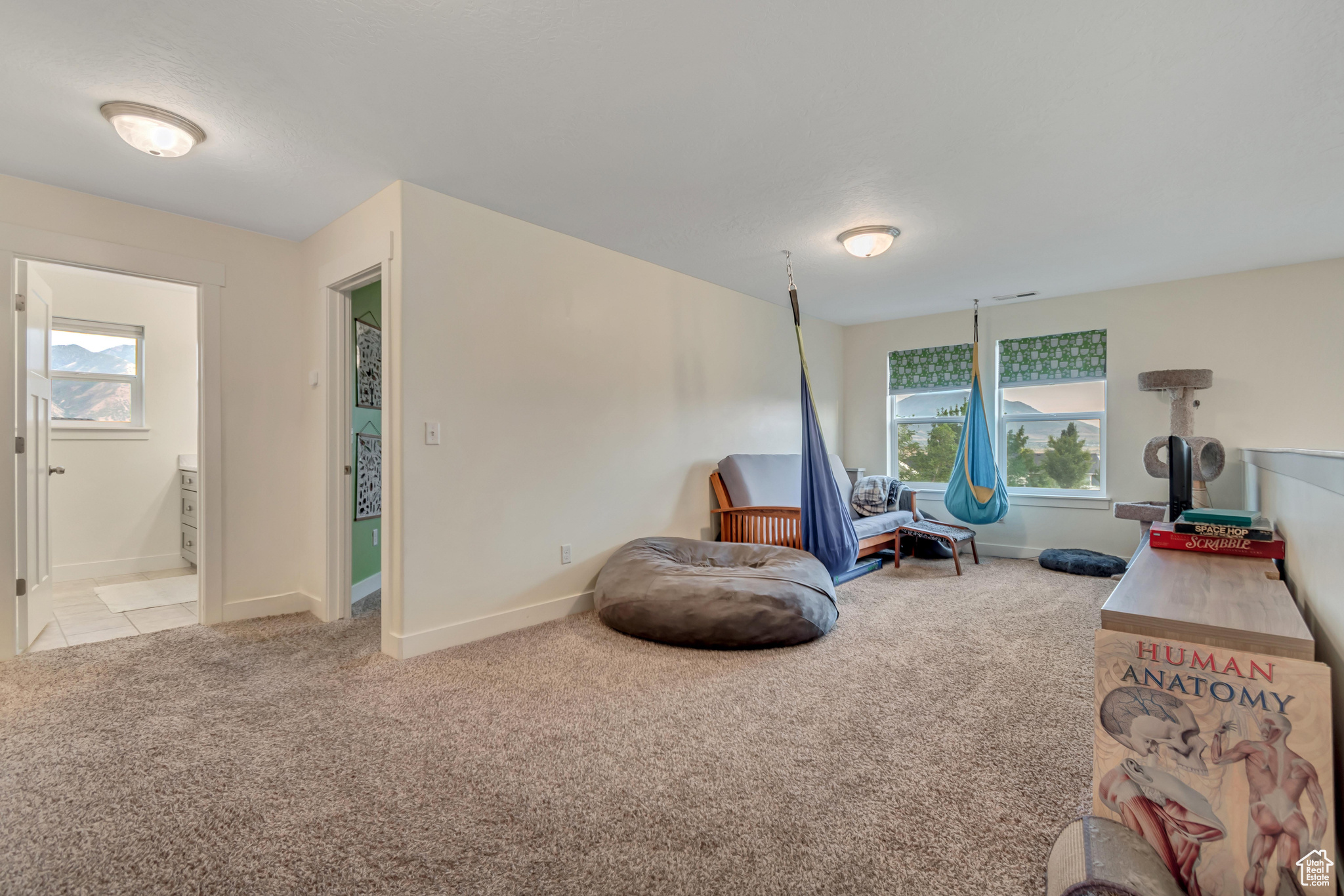 833 W ACADEMY DR