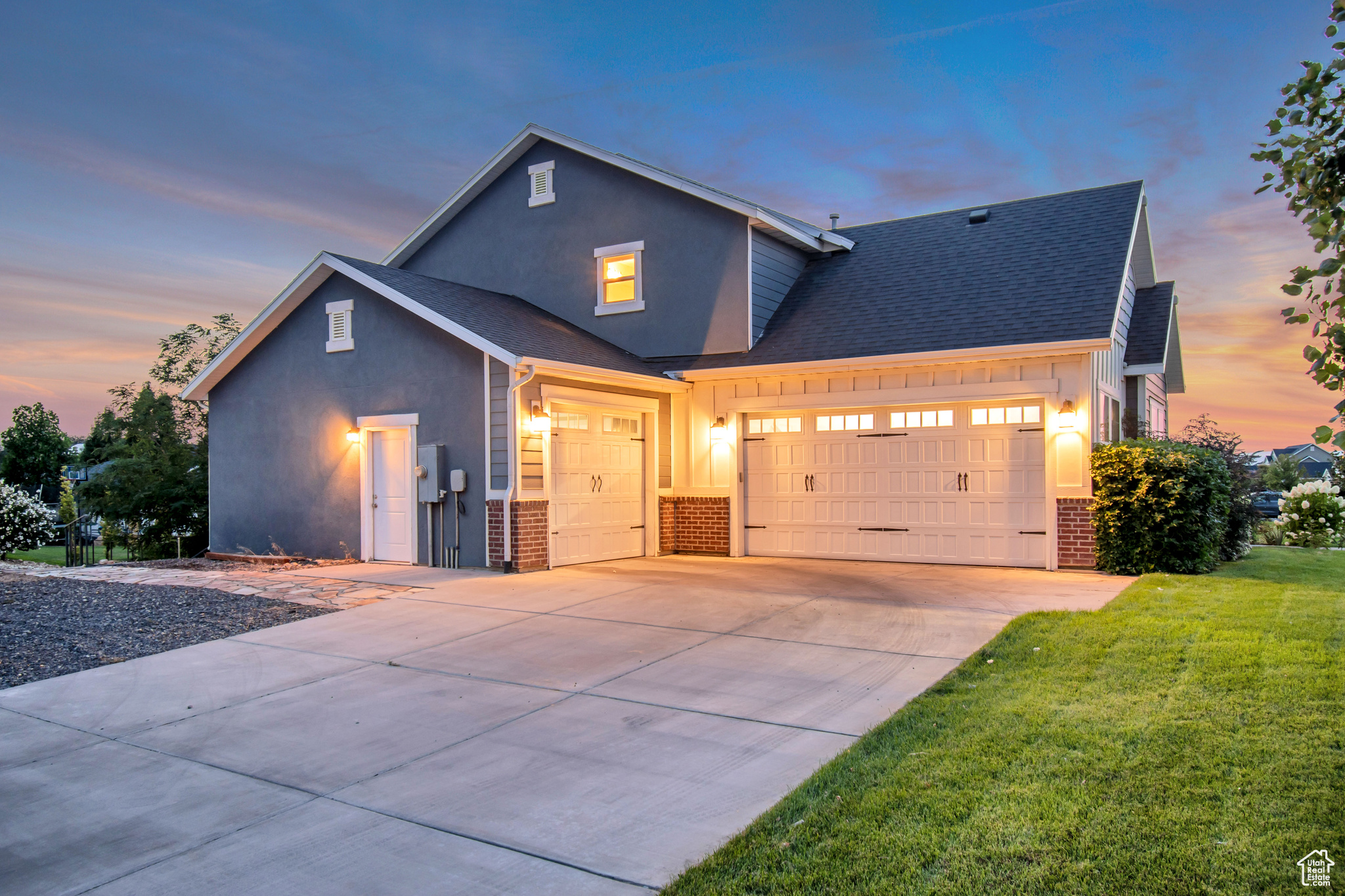 833 W ACADEMY DR