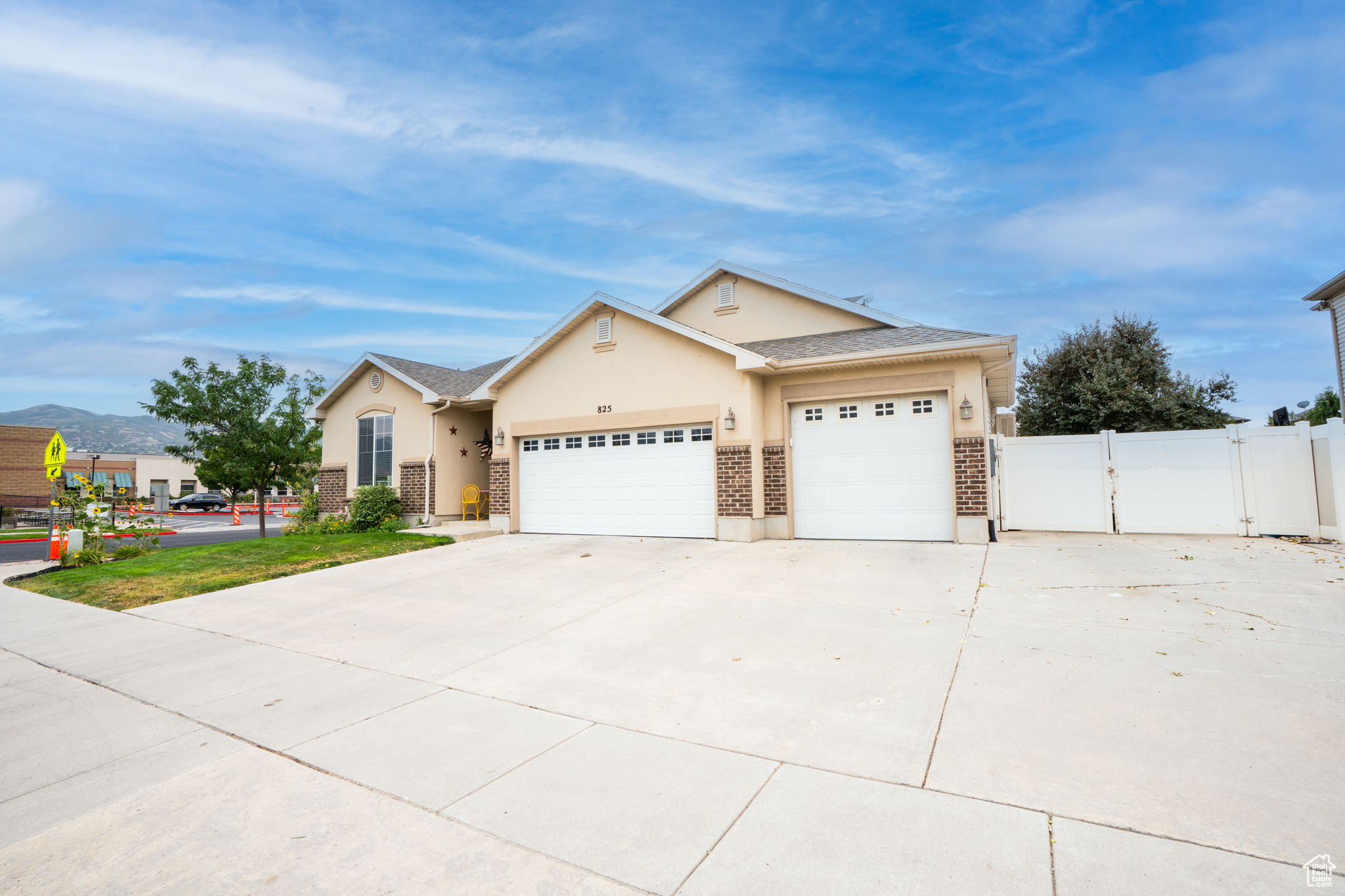 825 SOUTHAMPTON DR