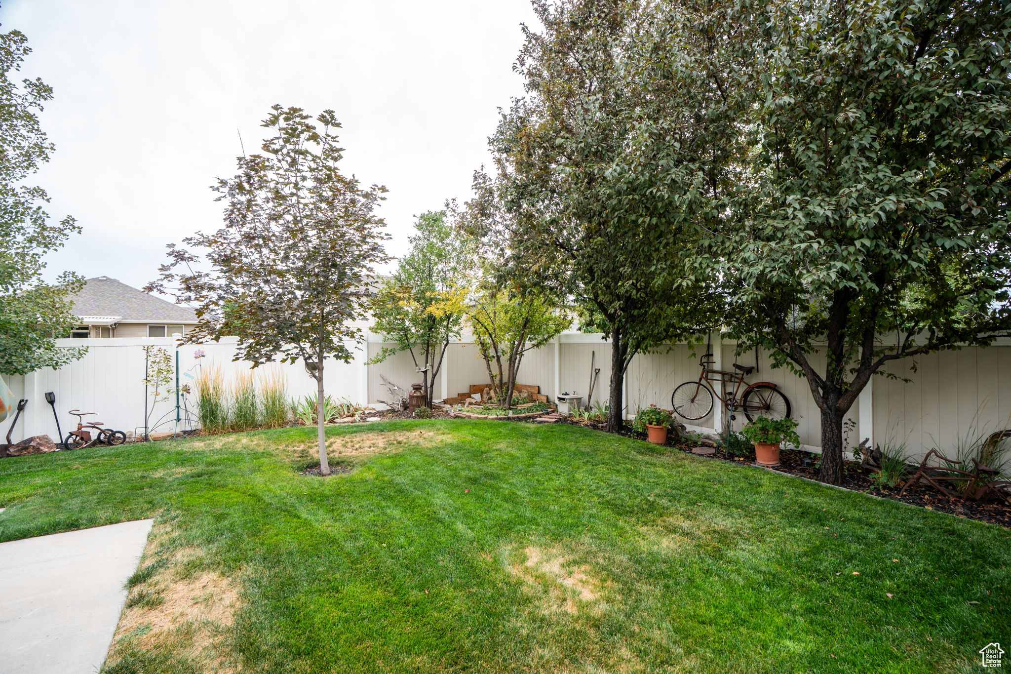 825 SOUTHAMPTON DR