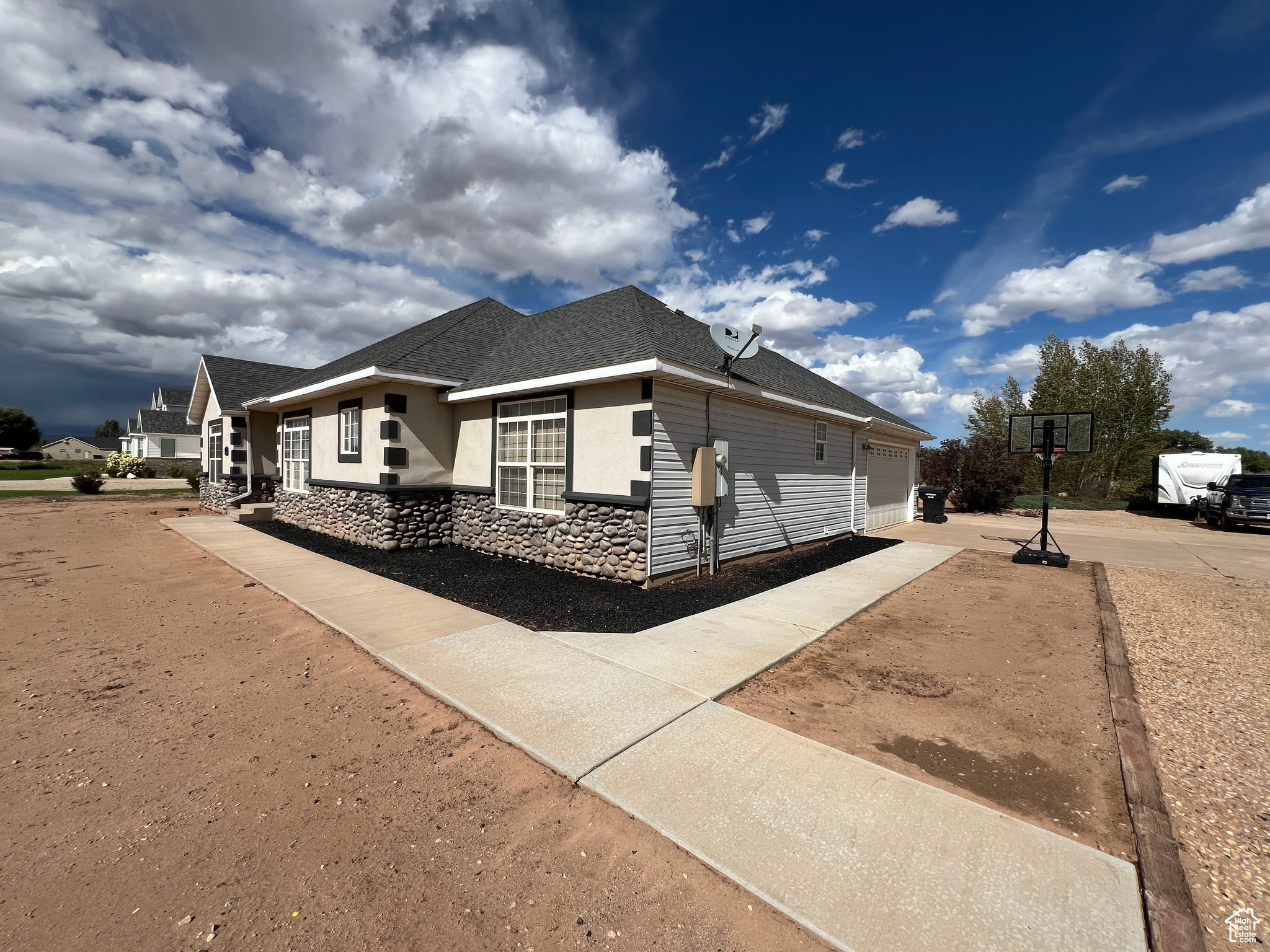 207 S STONEGATE DR