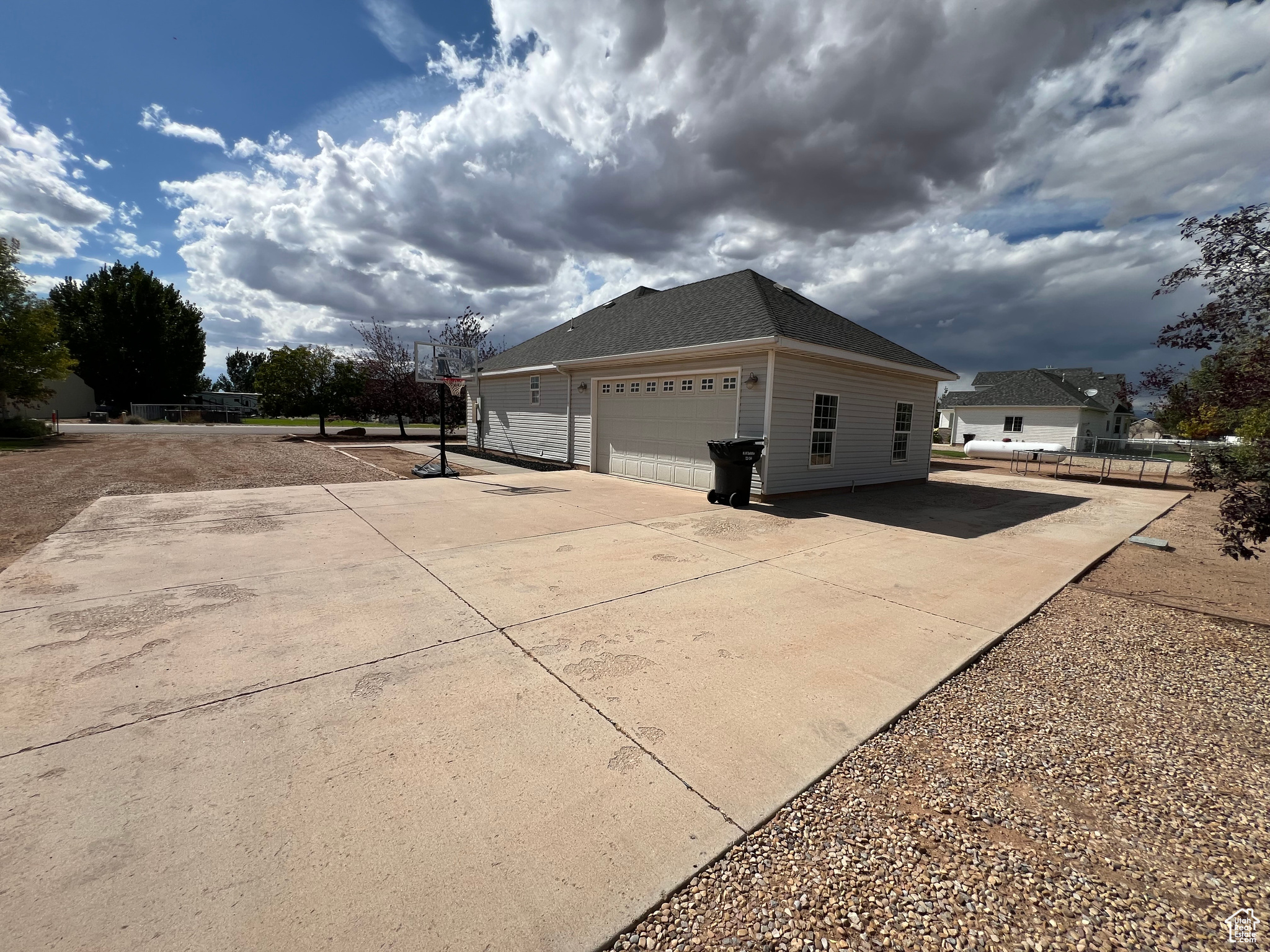 207 S STONEGATE DR