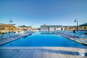 1086 E SEASIDE ST