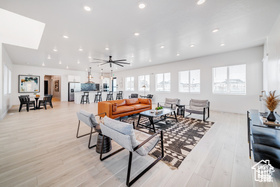 1086 E SEASIDE ST