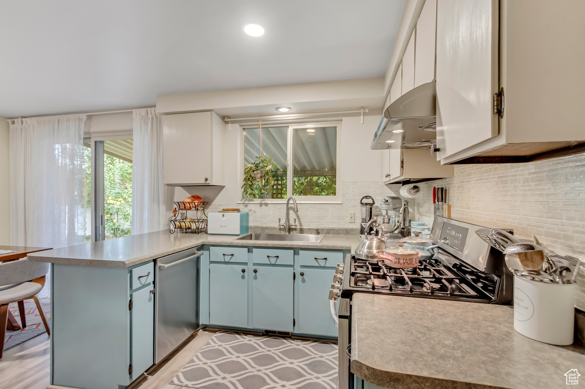 3503 W PAIUTE DR