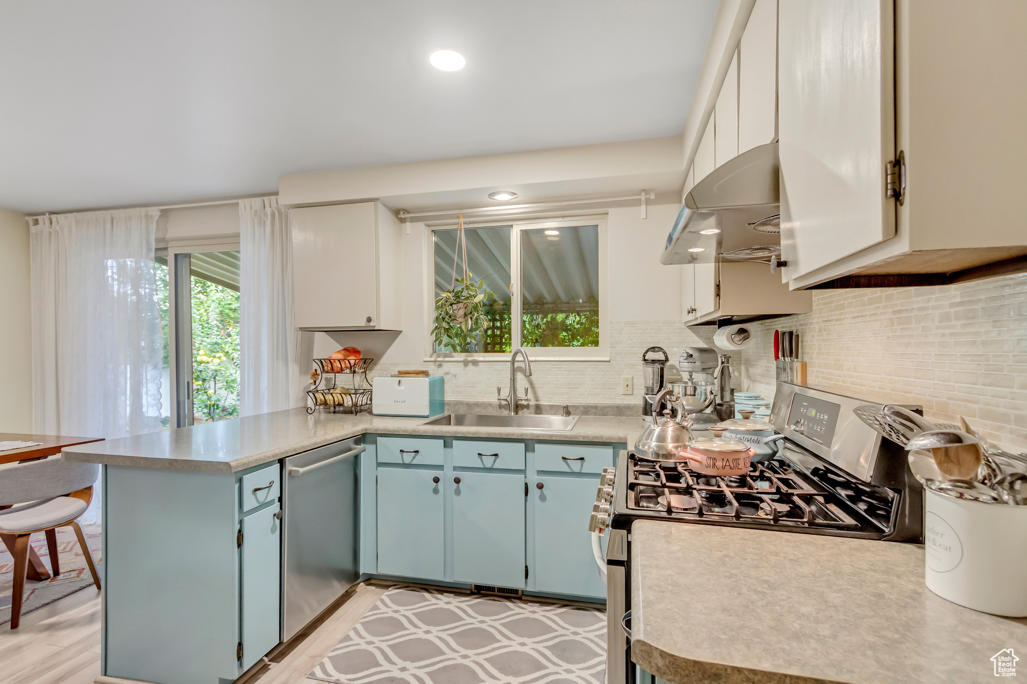 3503 W PAIUTE DR