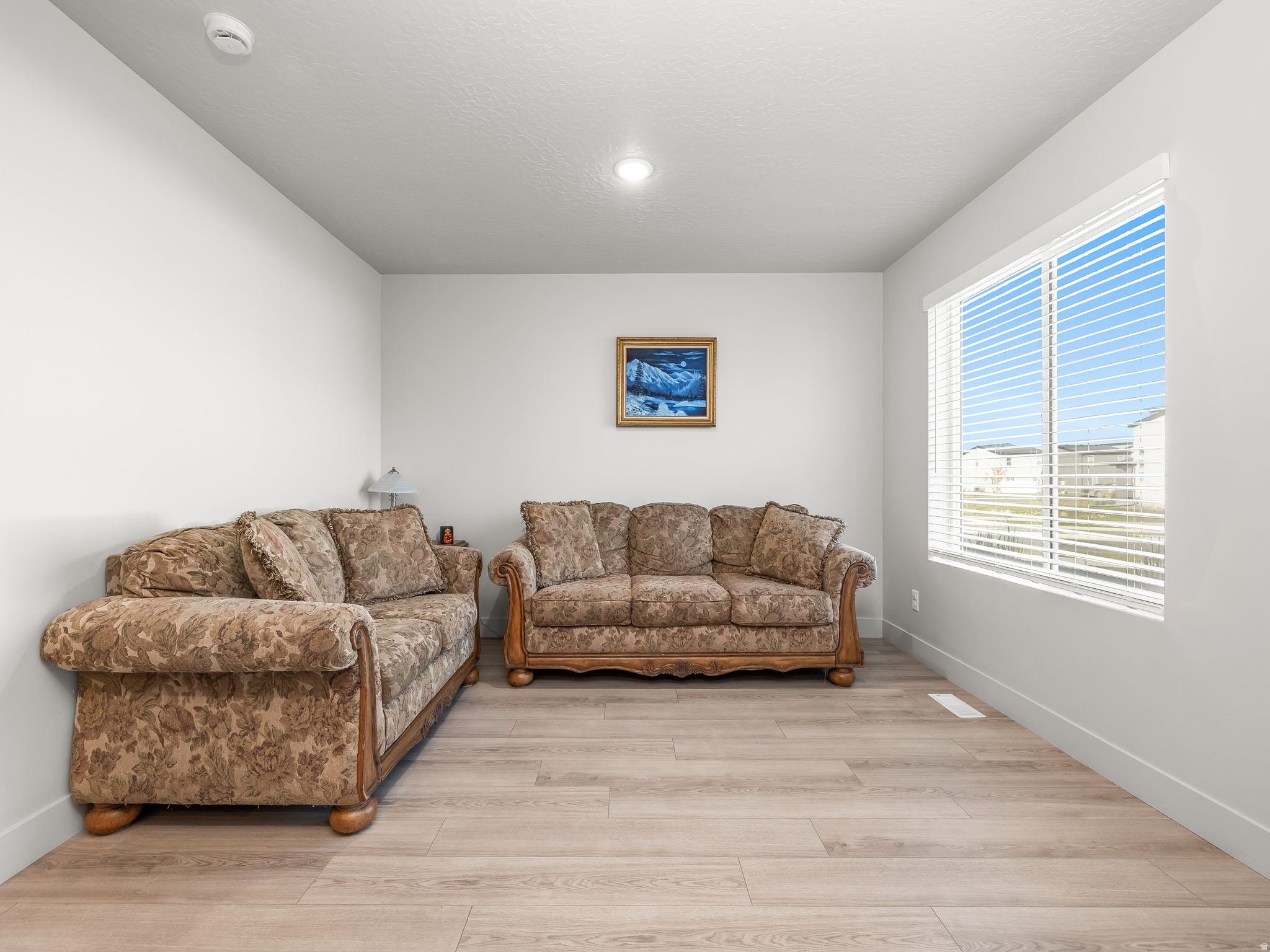 806 W LONE LN