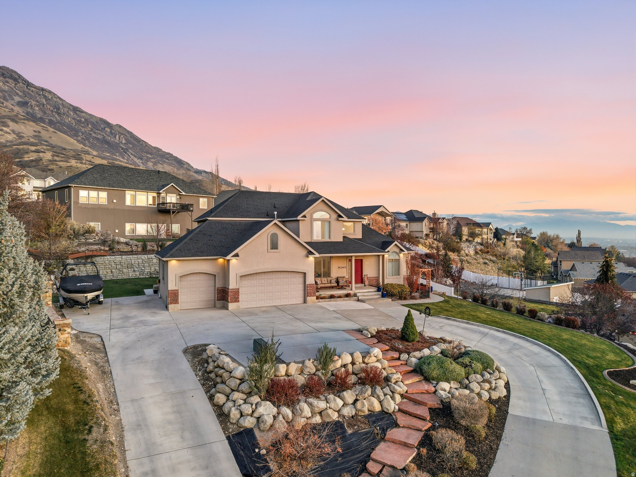 9242 N EMERALD LAKE CV