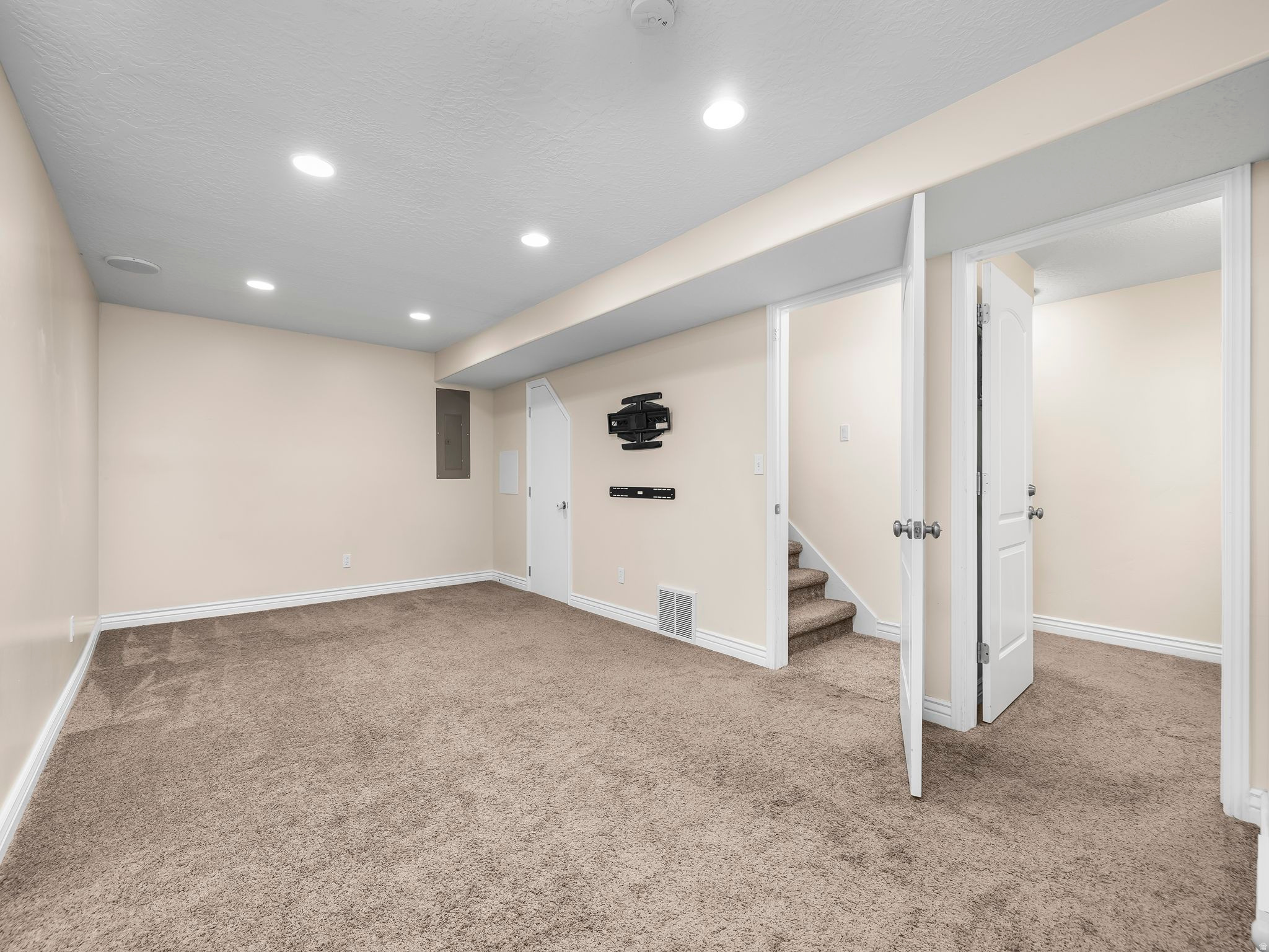 9242 N EMERALD LAKE CV