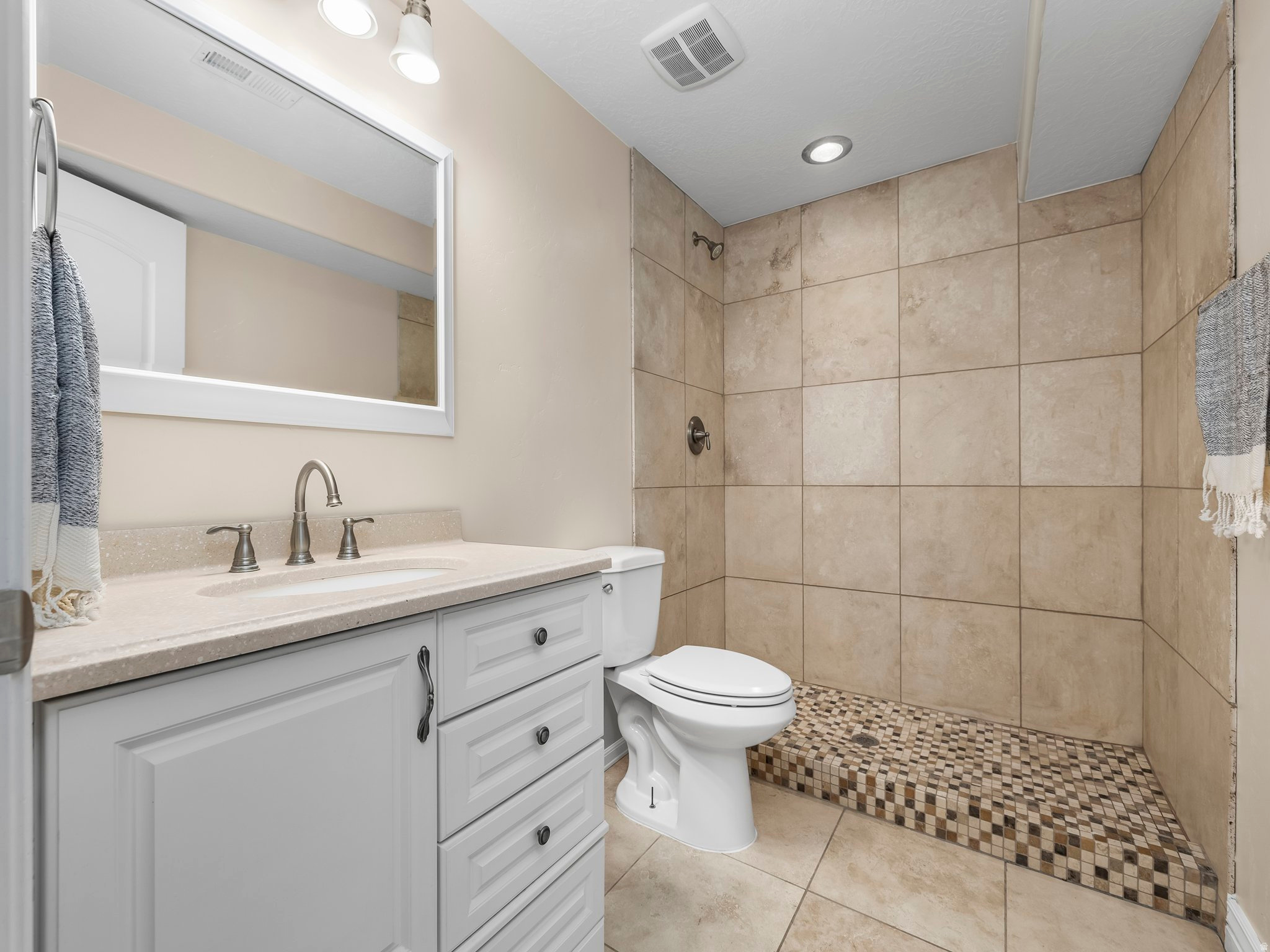 9242 N EMERALD LAKE CV