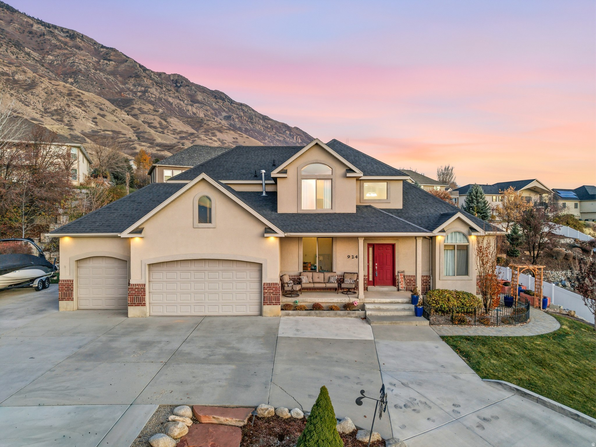9242 N EMERALD LAKE CV