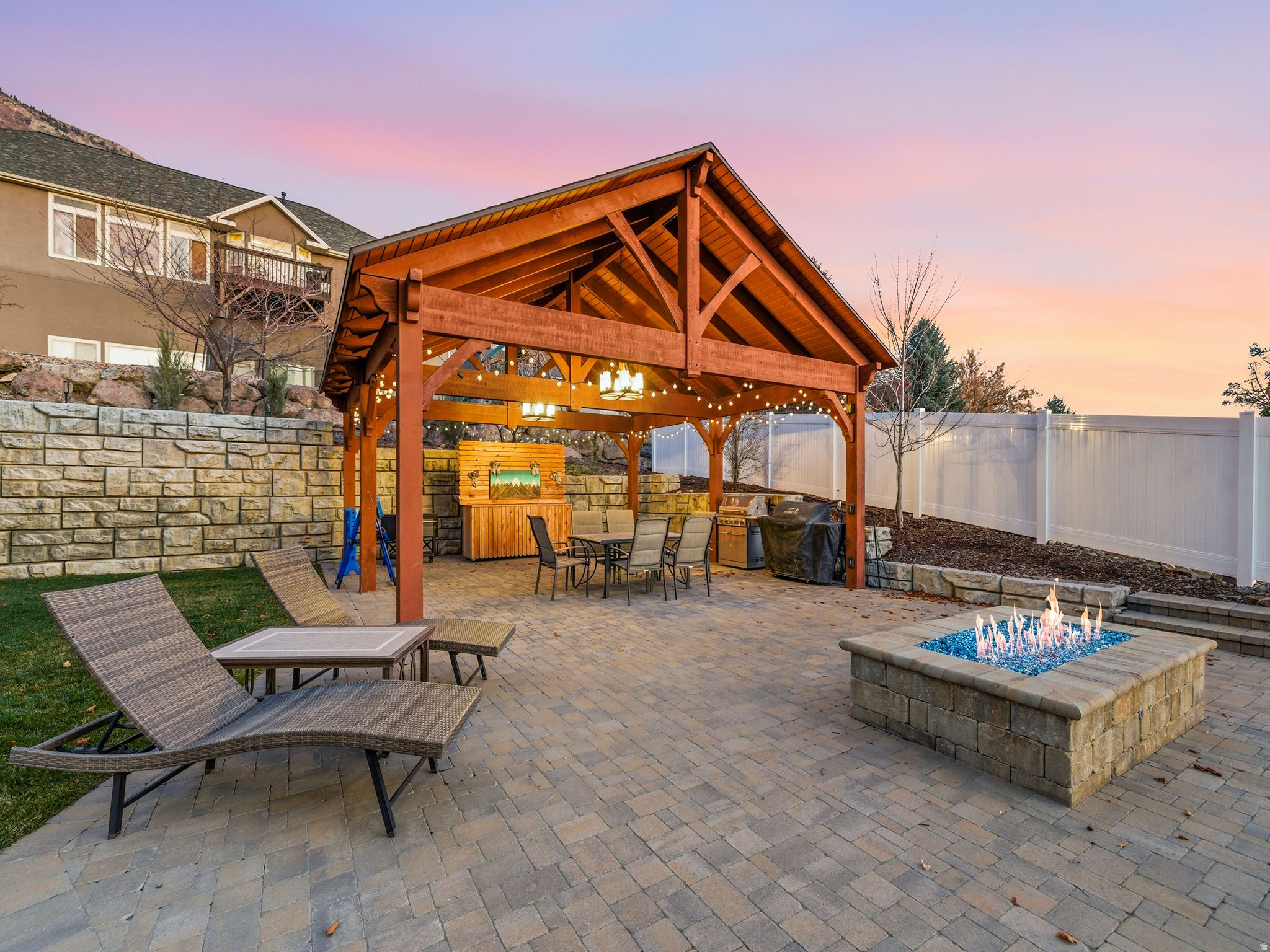 9242 N EMERALD LAKE CV