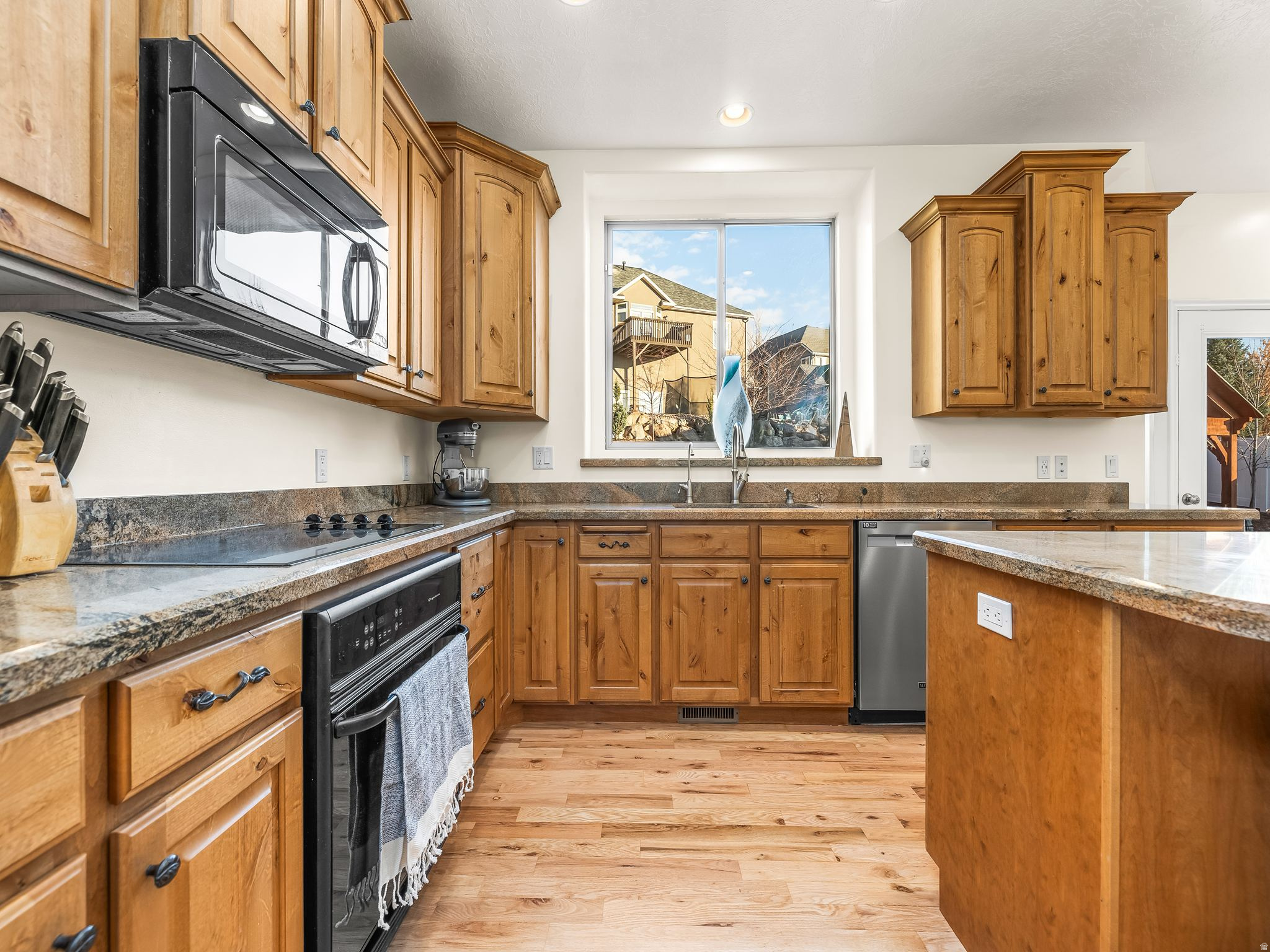 9242 N EMERALD LAKE CV