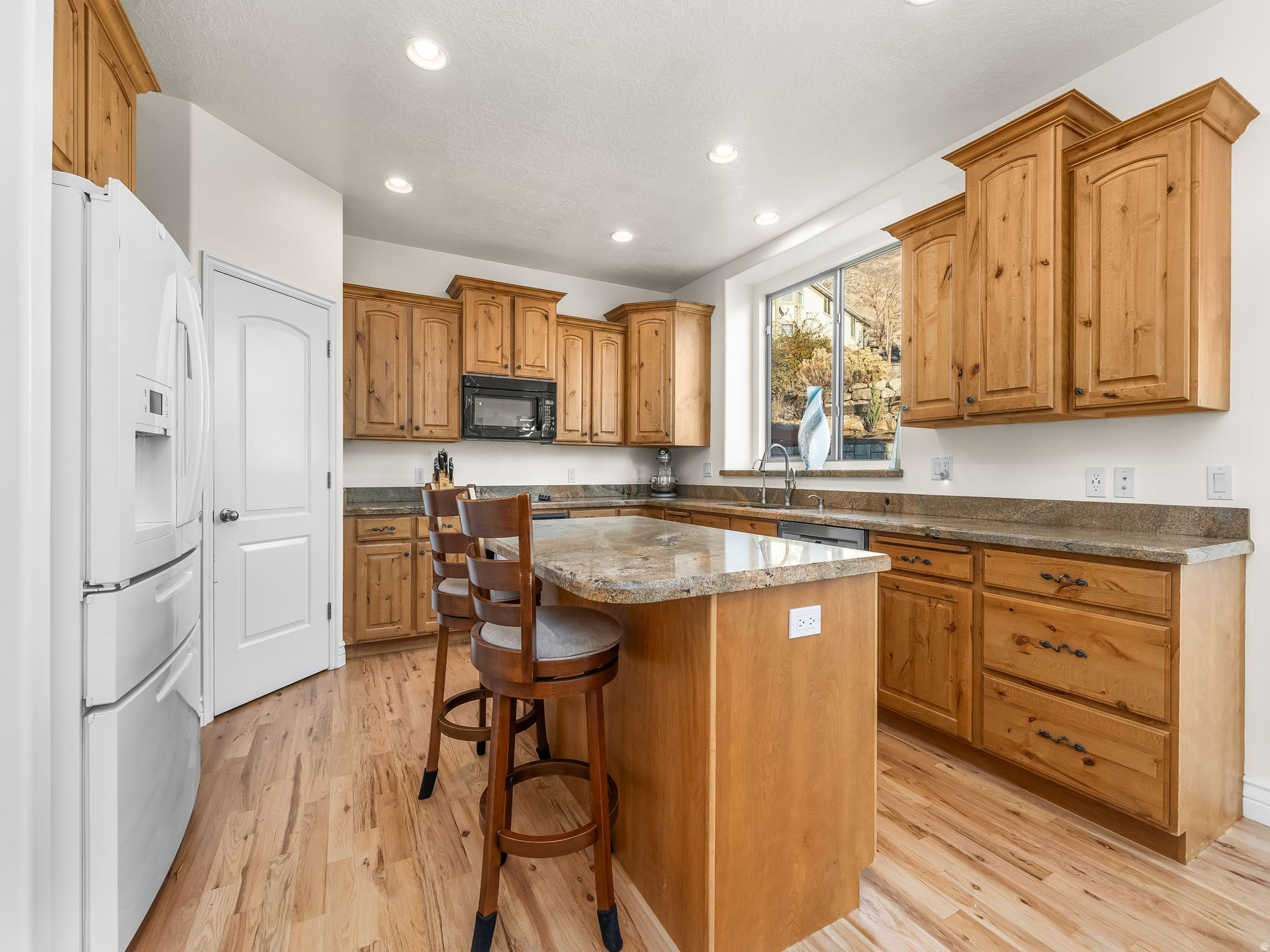 9242 N EMERALD LAKE CV