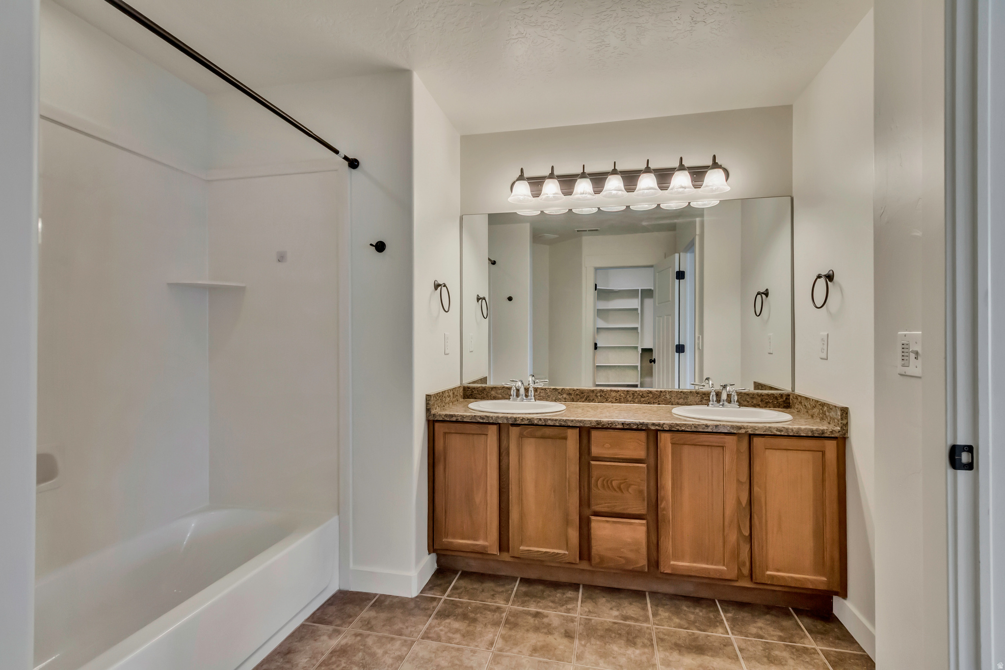 4095 E OAKLAND HILLS DR