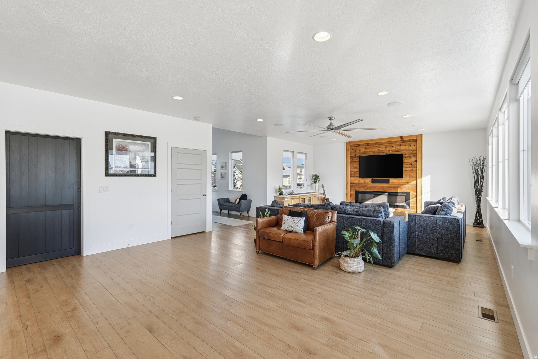 616 N 1375 W