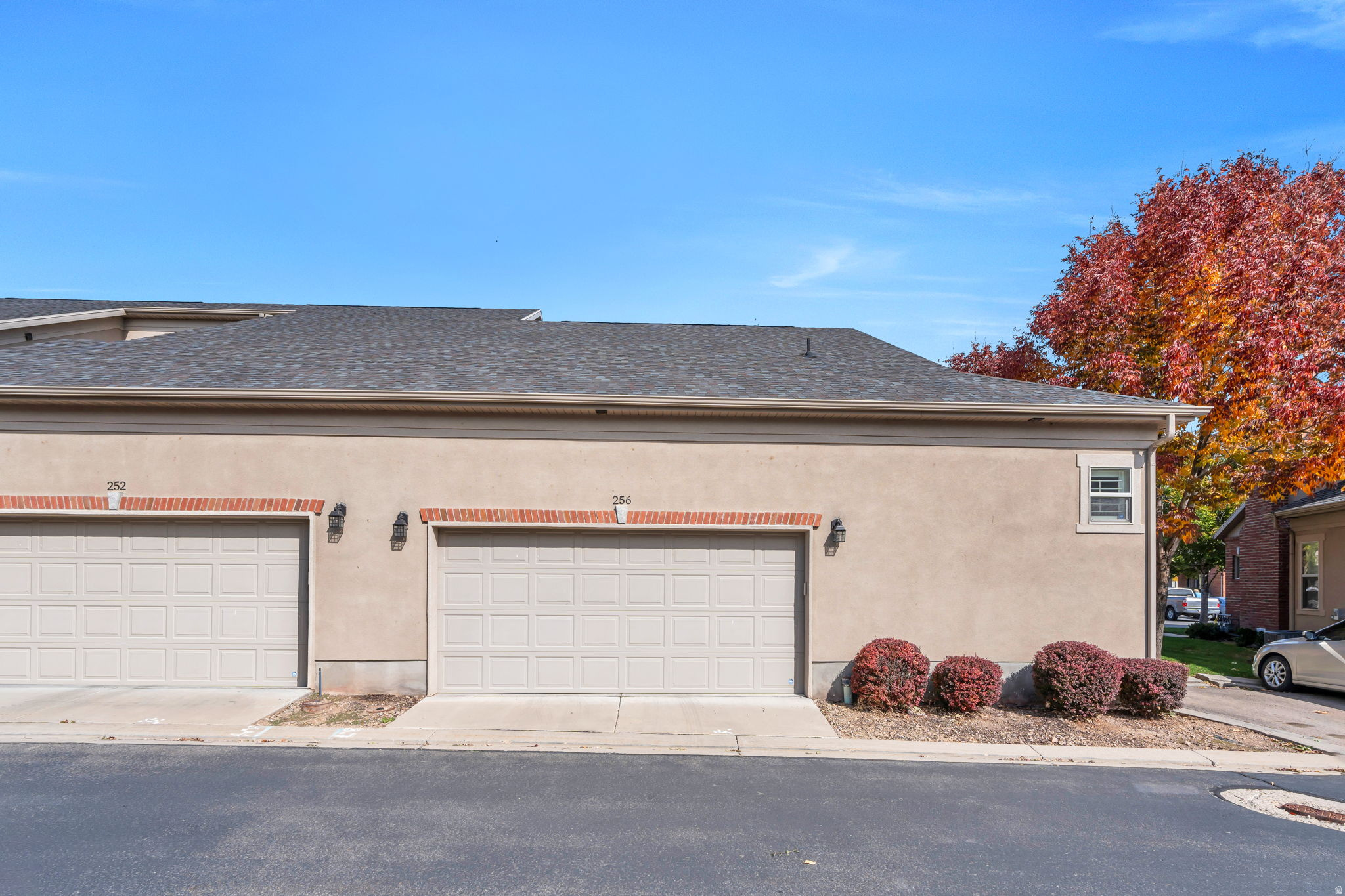 256 E BACKHAND LN