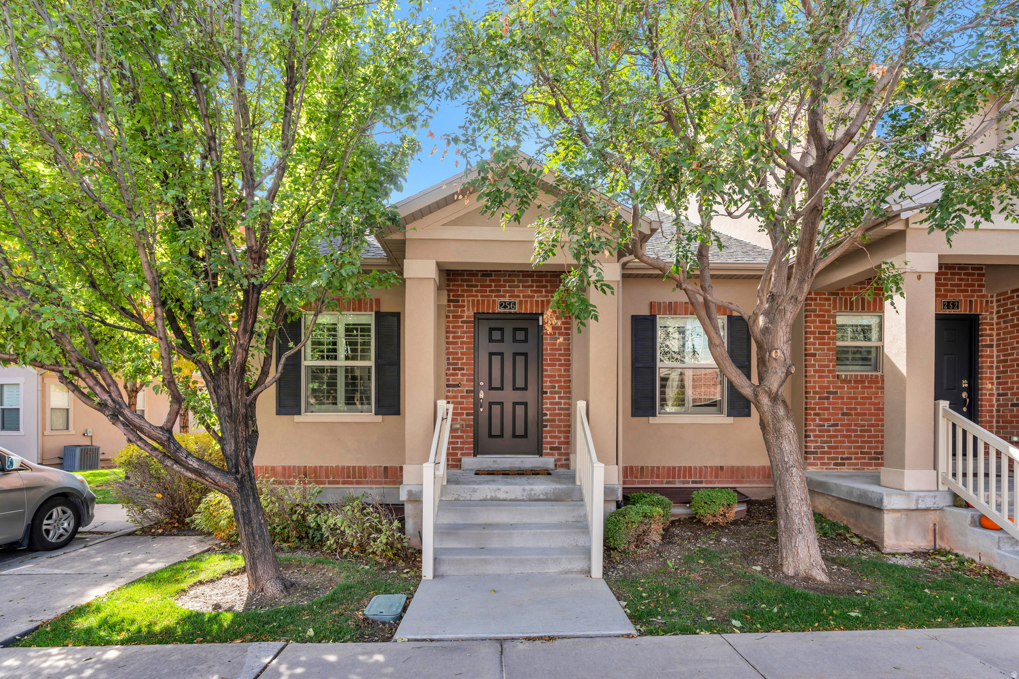 256 E BACKHAND LN