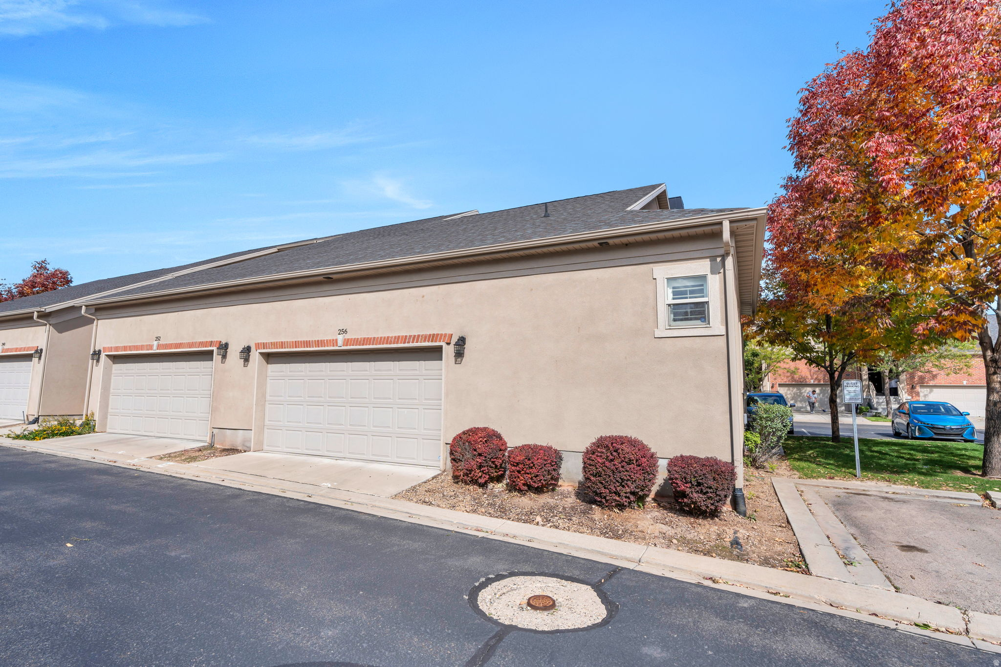 256 E BACKHAND LN