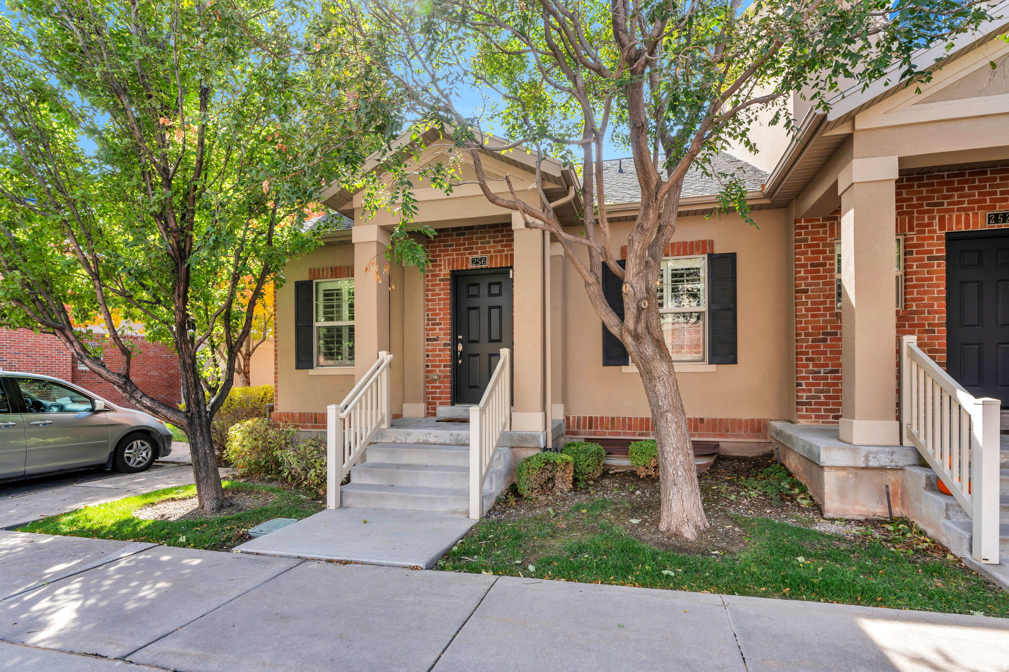 256 E BACKHAND LN